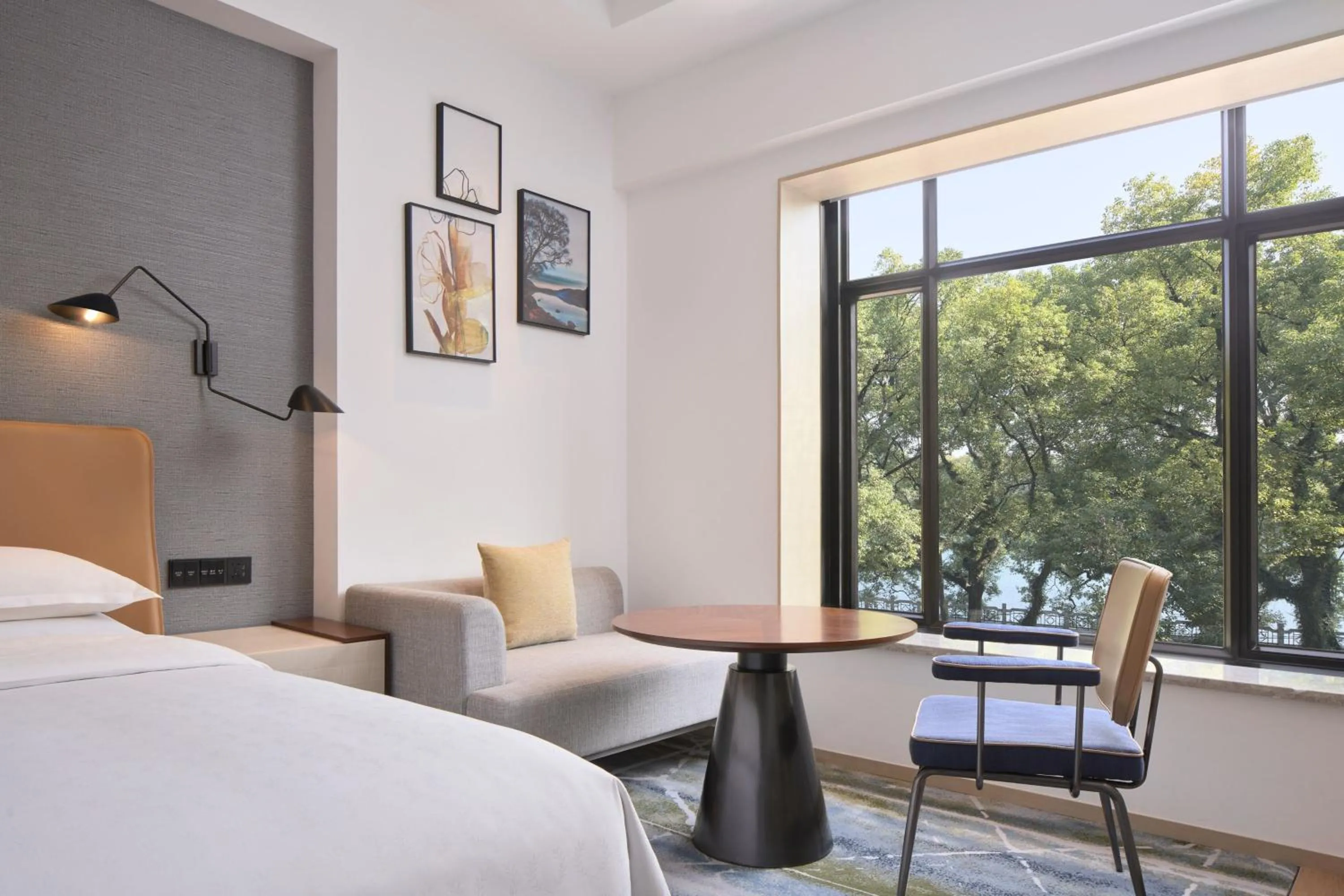 Photo of the whole room, Bed in Sheraton Guilin Hotel