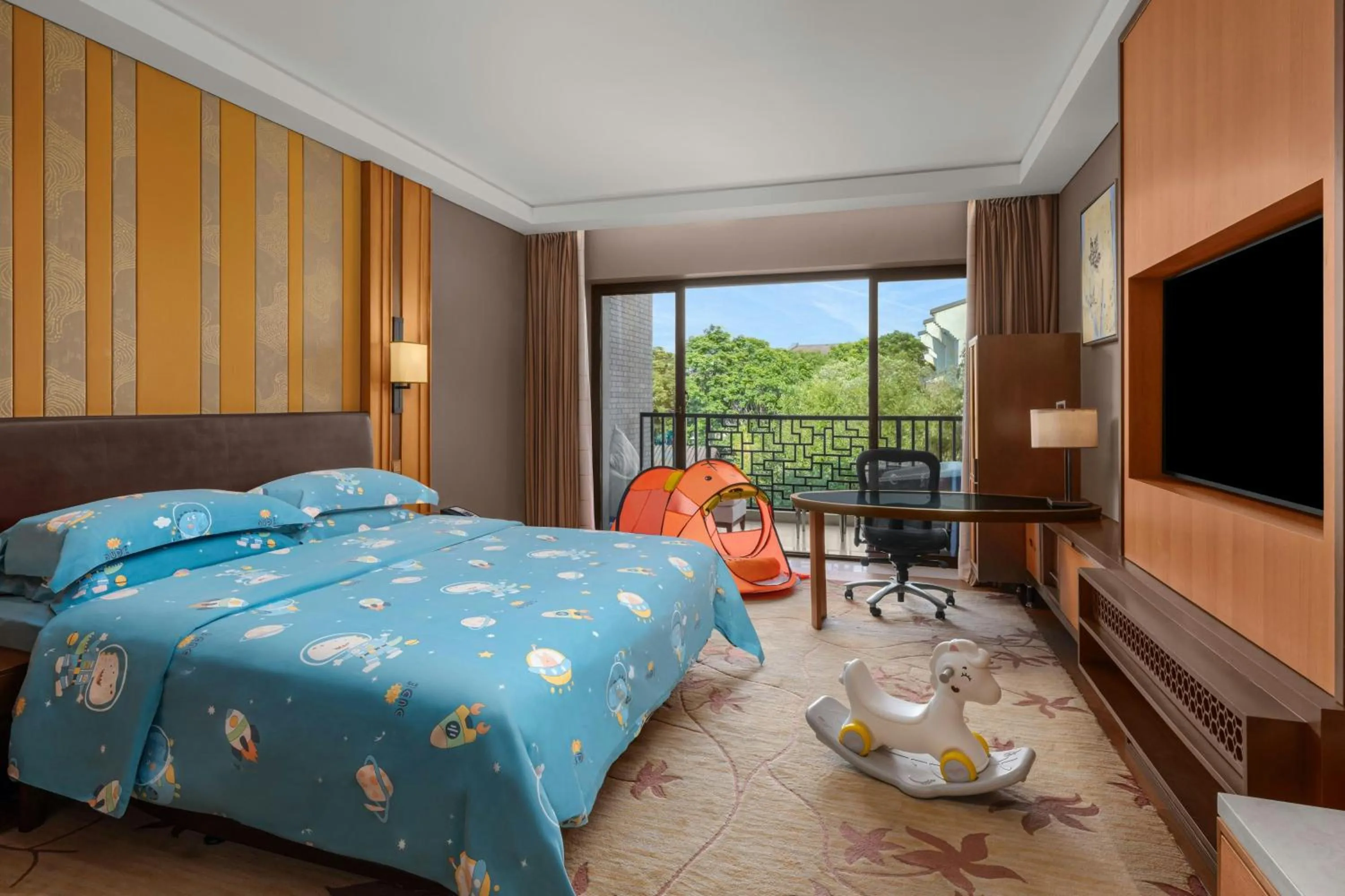 Photo of the whole room, Bed in Sheraton Grand Hangzhou Wetland Park Resort