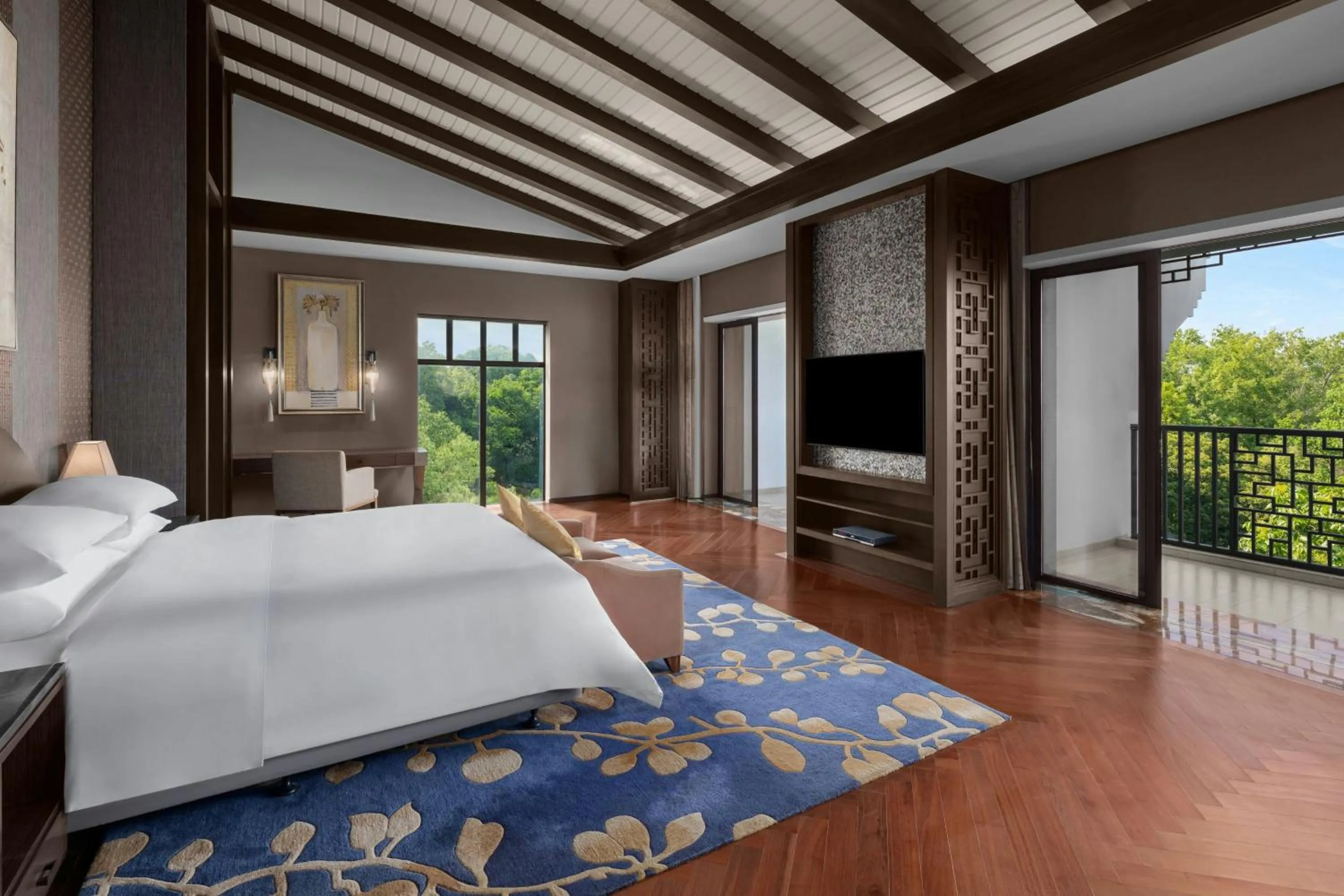 Photo of the whole room, Bed in Sheraton Grand Hangzhou Wetland Park Resort