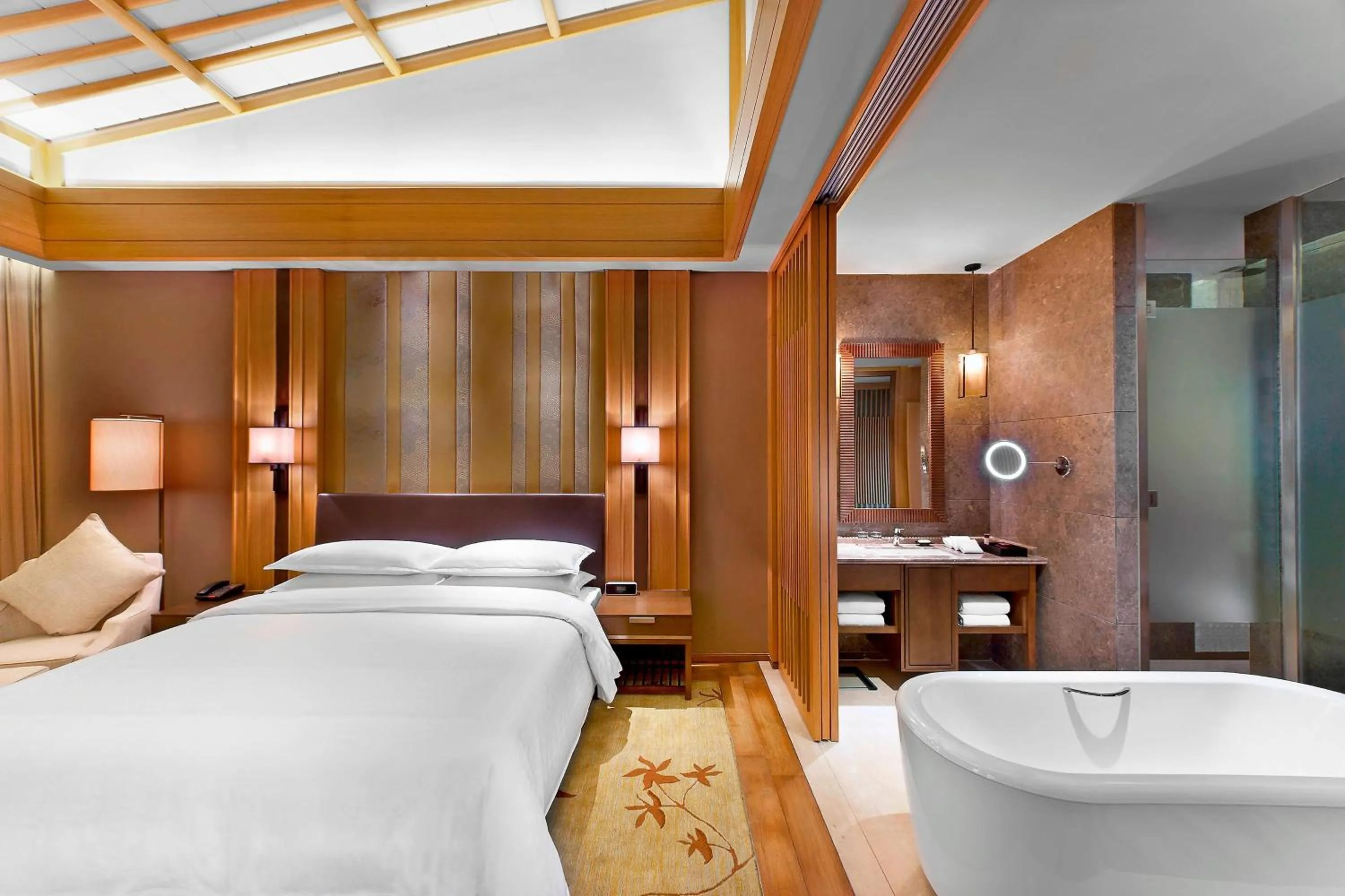 Photo of the whole room, Bed in Sheraton Grand Hangzhou Wetland Park Resort
