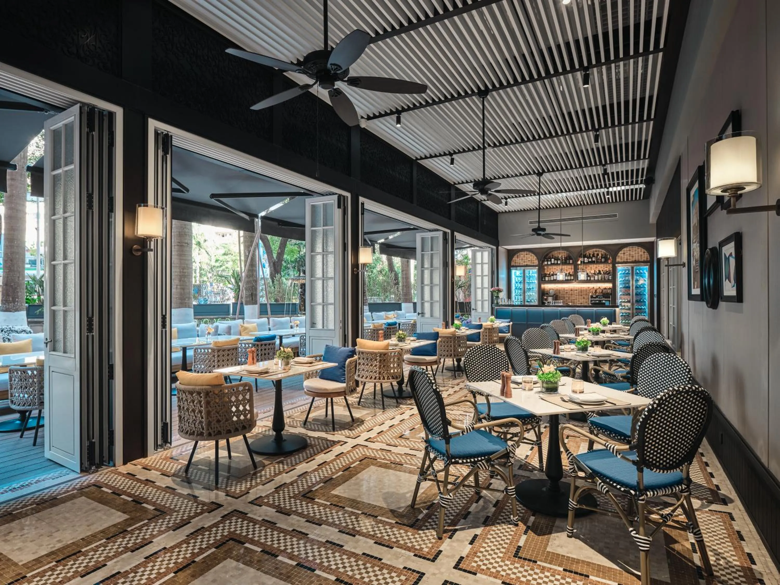 Lounge or bar in Hotel Indigo Shenzhen Overseas Chinese Town by IHG