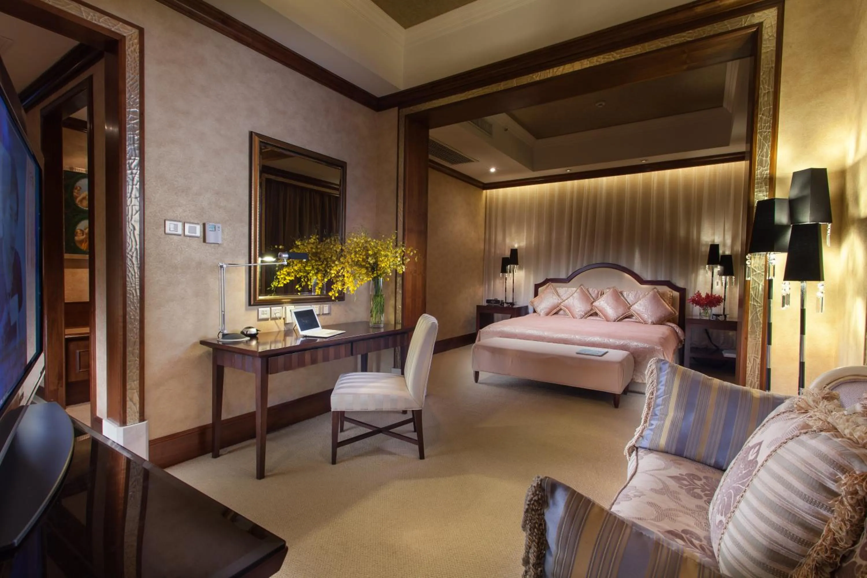 Living room, Bed in Hotel Indigo Shenzhen Overseas Chinese Town by IHG