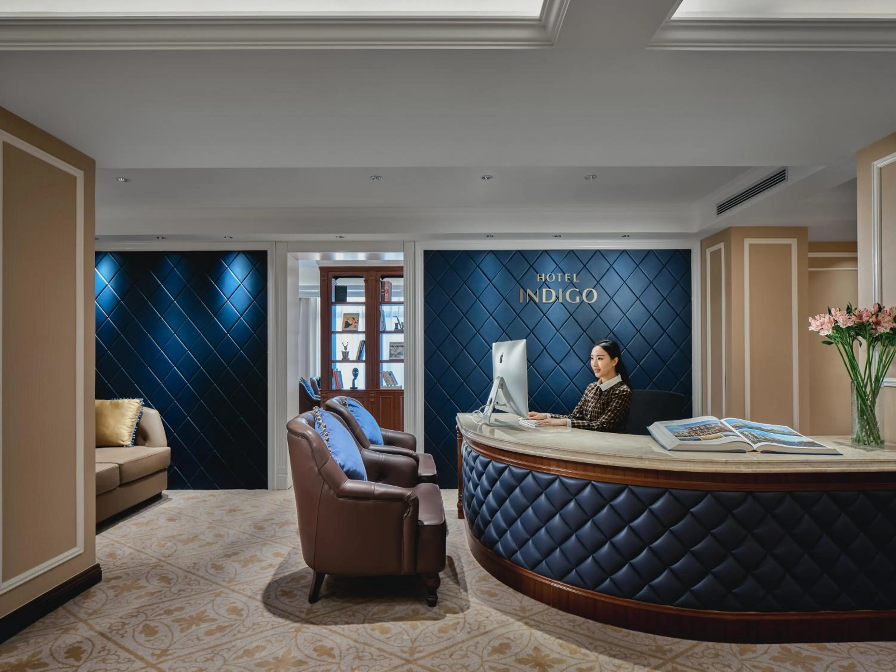 Seating area in Hotel Indigo Shenzhen Overseas Chinese Town by IHG