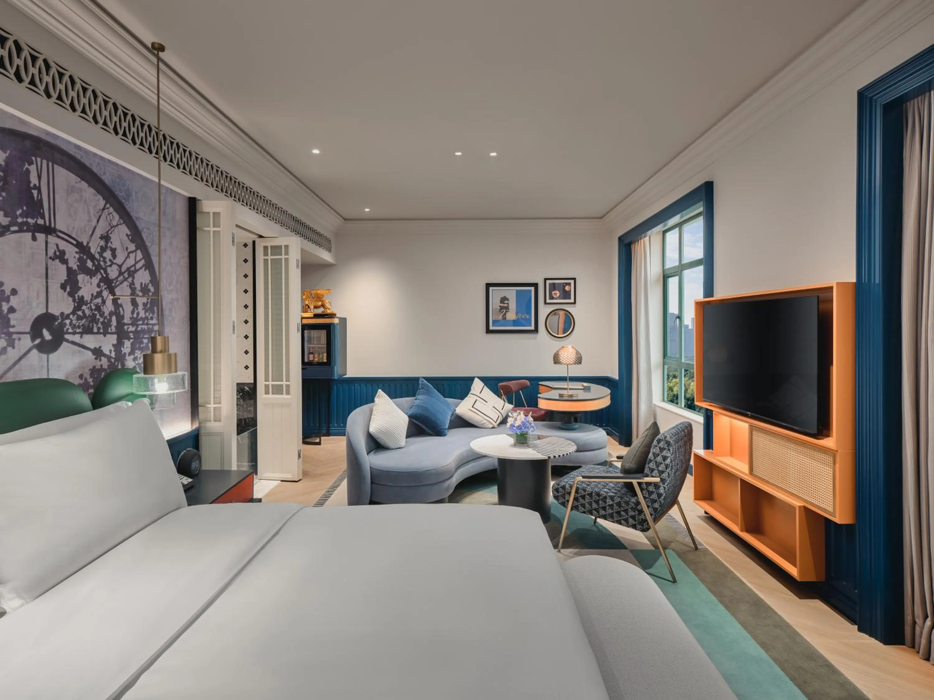 Communal lounge/ TV room, Bed in Hotel Indigo Shenzhen Overseas Chinese Town by IHG