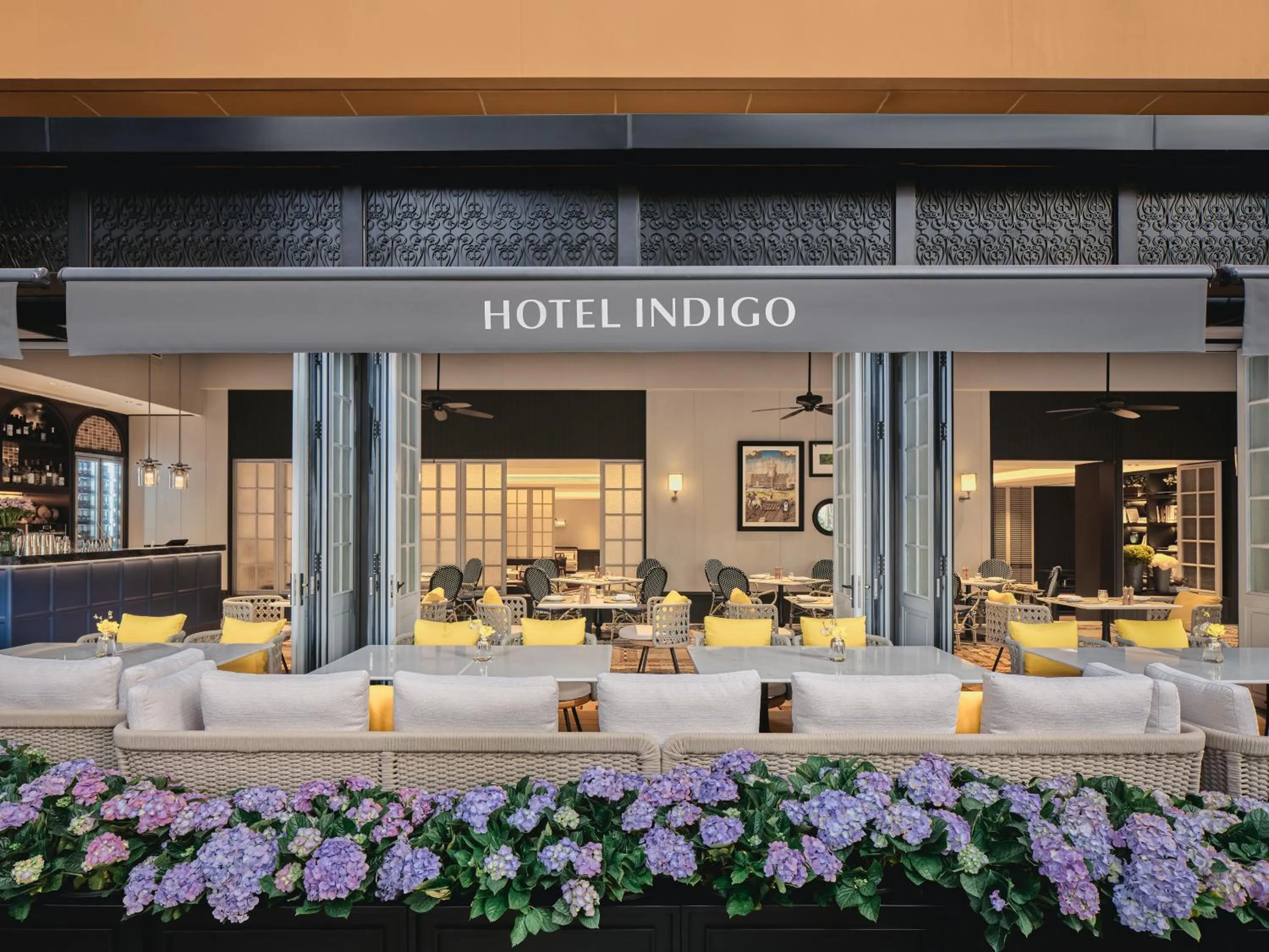 Lounge or bar in Hotel Indigo Shenzhen Overseas Chinese Town by IHG