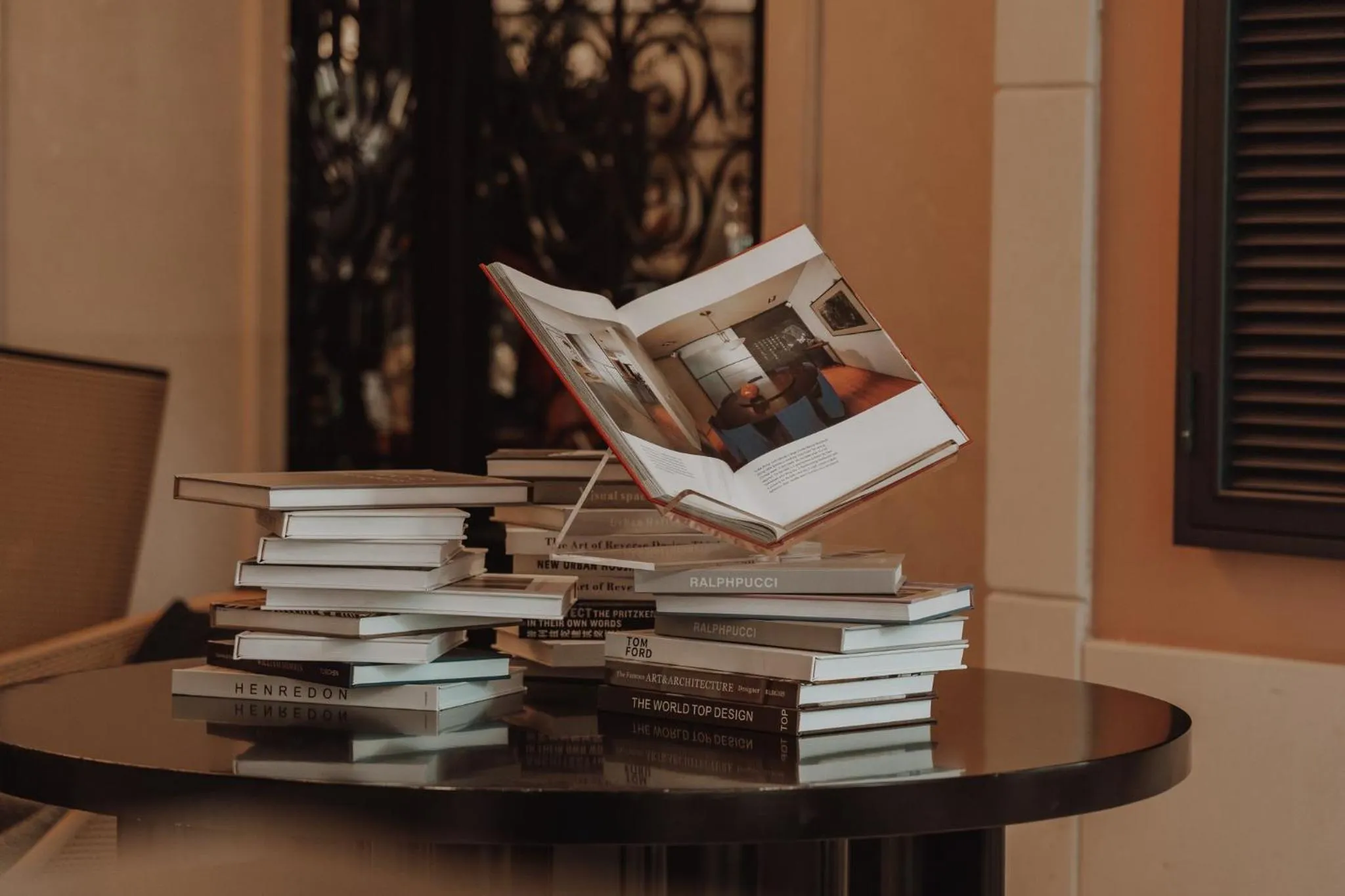 Lounge or bar in Hotel Indigo Shenzhen Overseas Chinese Town by IHG