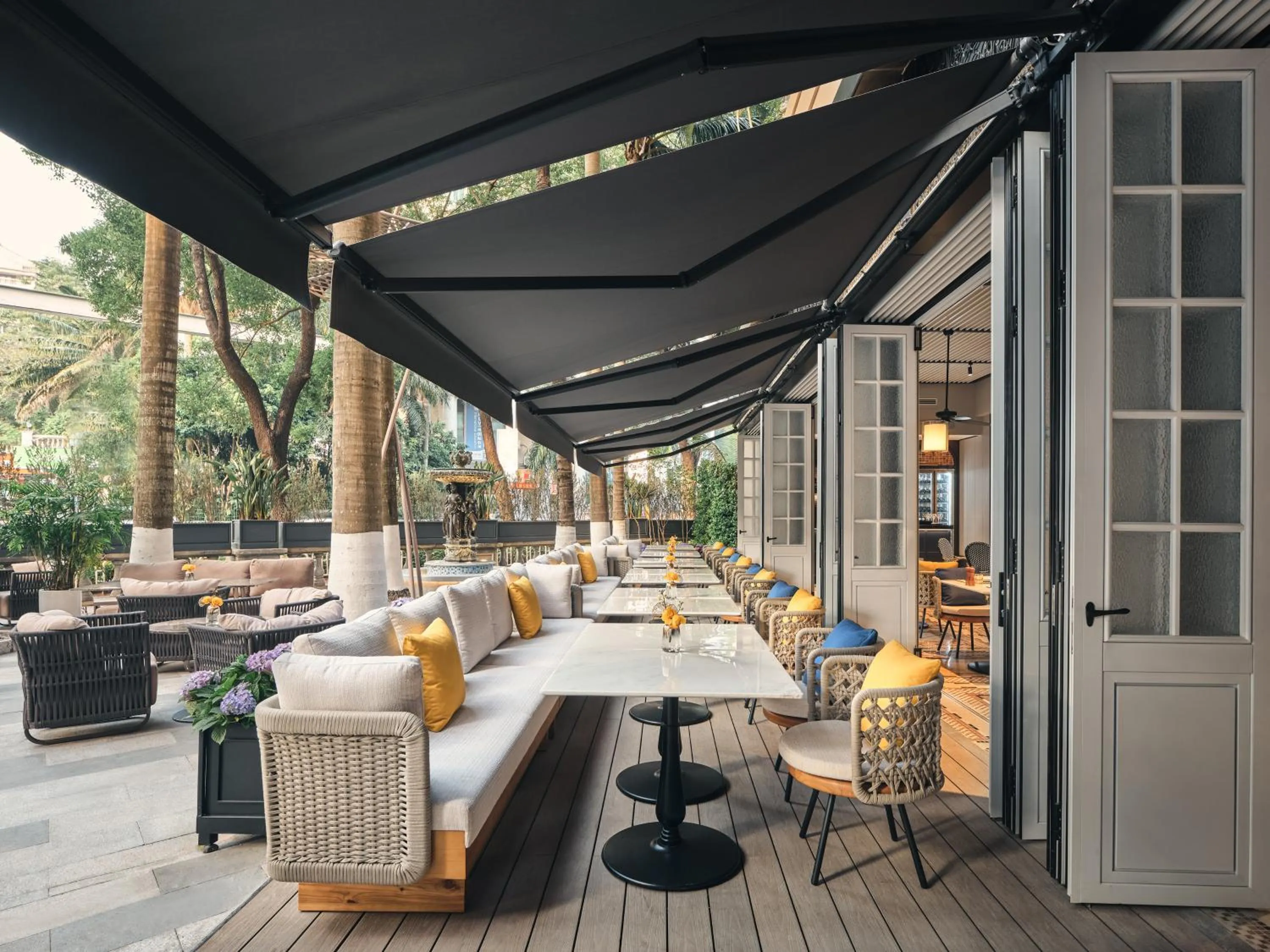 Lounge or bar in Hotel Indigo Shenzhen Overseas Chinese Town by IHG