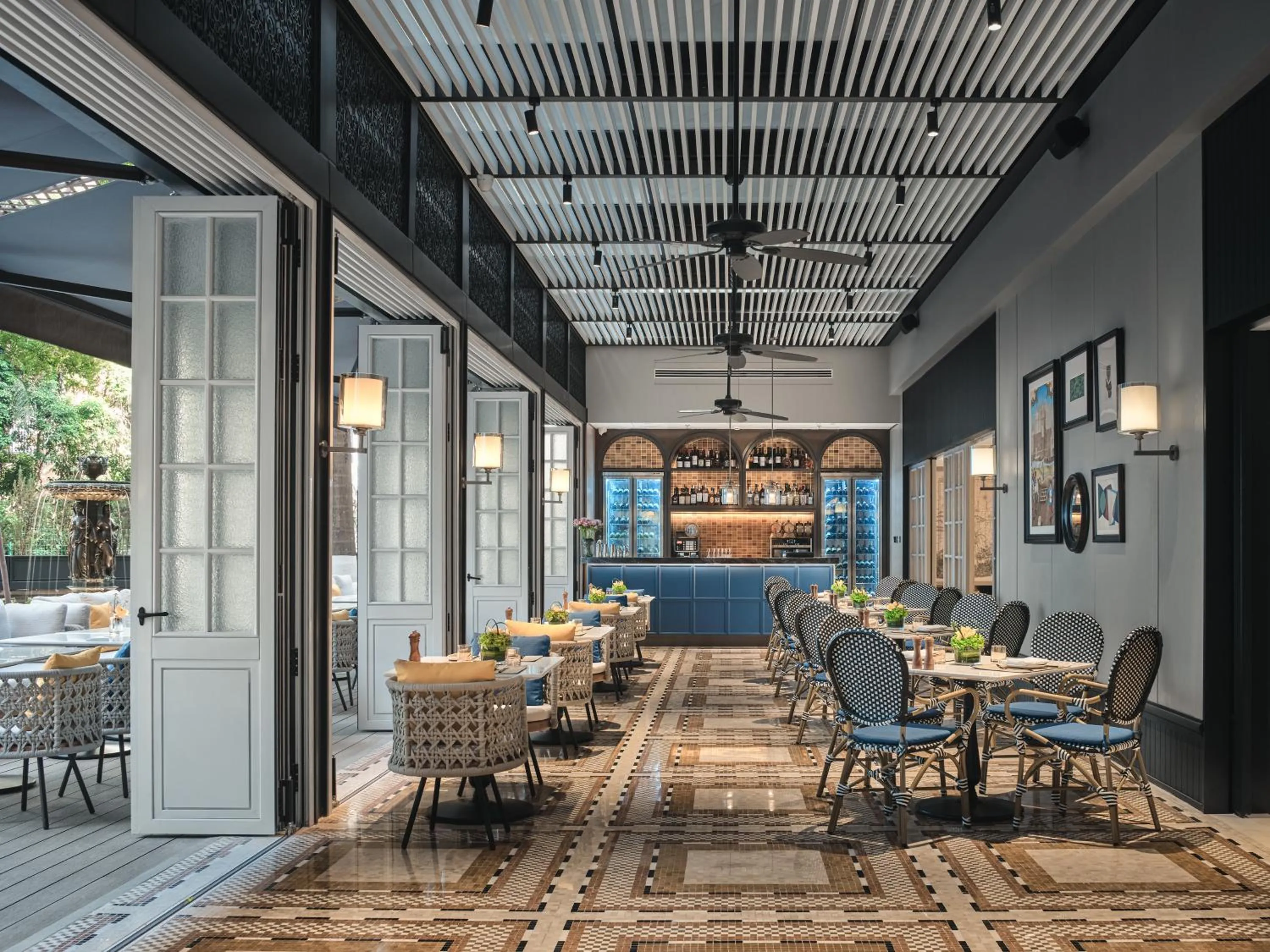 Lounge or bar in Hotel Indigo Shenzhen Overseas Chinese Town by IHG