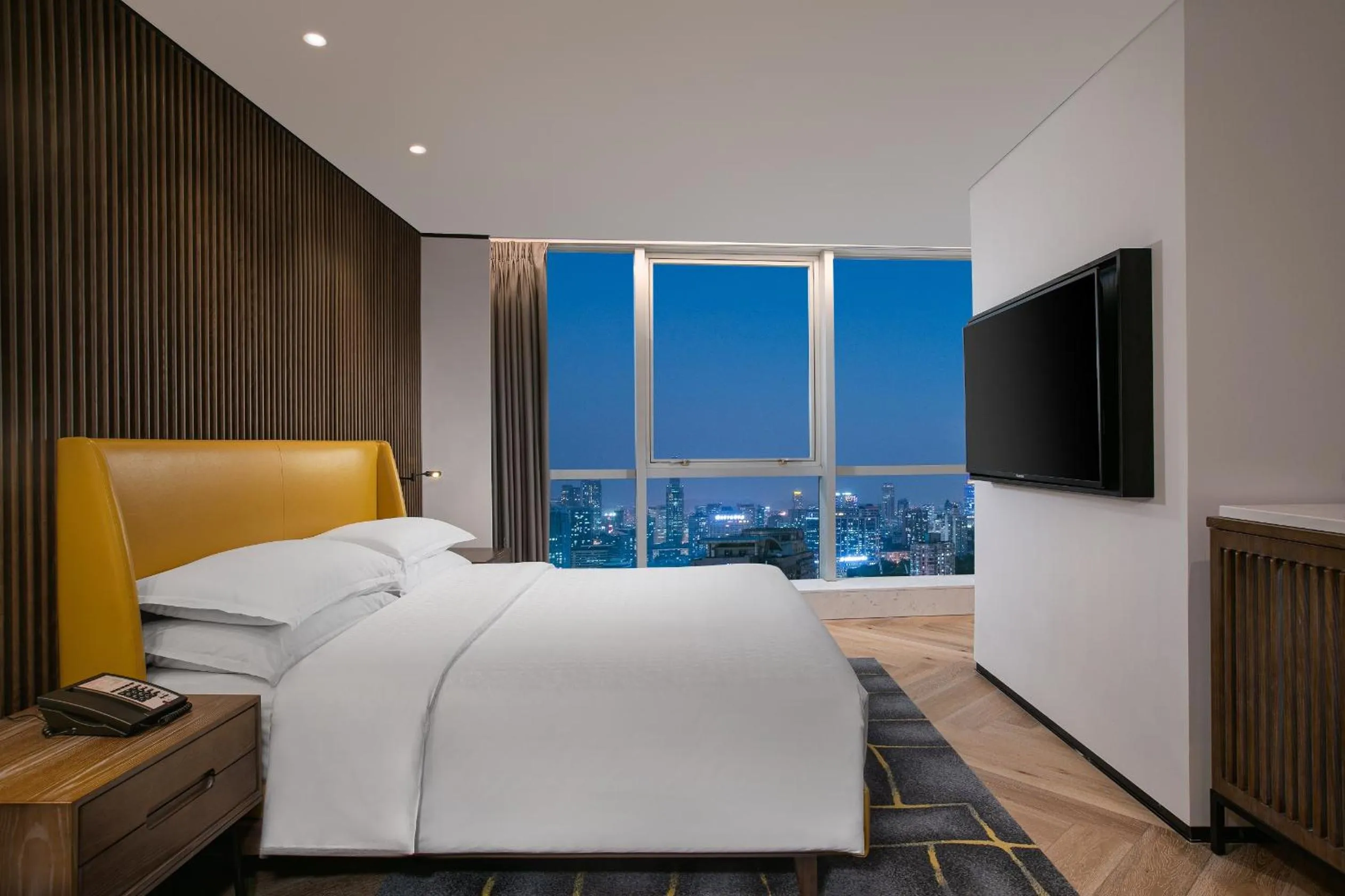 Property building, Bed in Sheraton Nanjing Kingsley Hotel & Towers