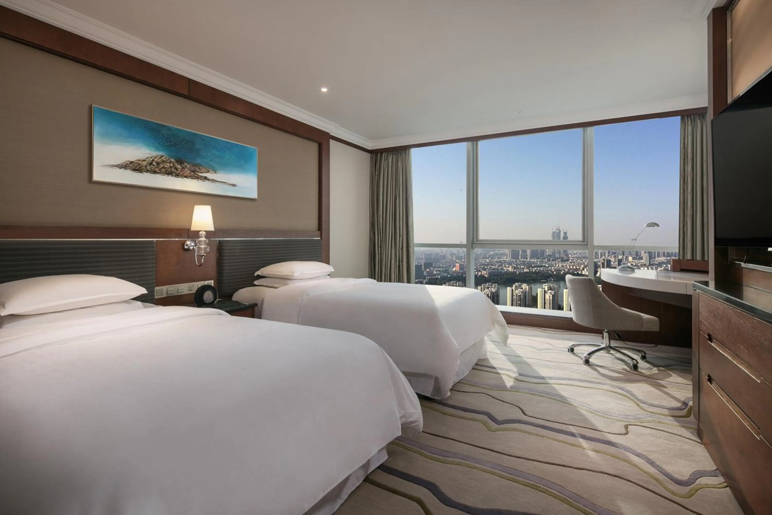 Photo of the whole room, Bed in Sheraton Nanjing Kingsley Hotel & Towers