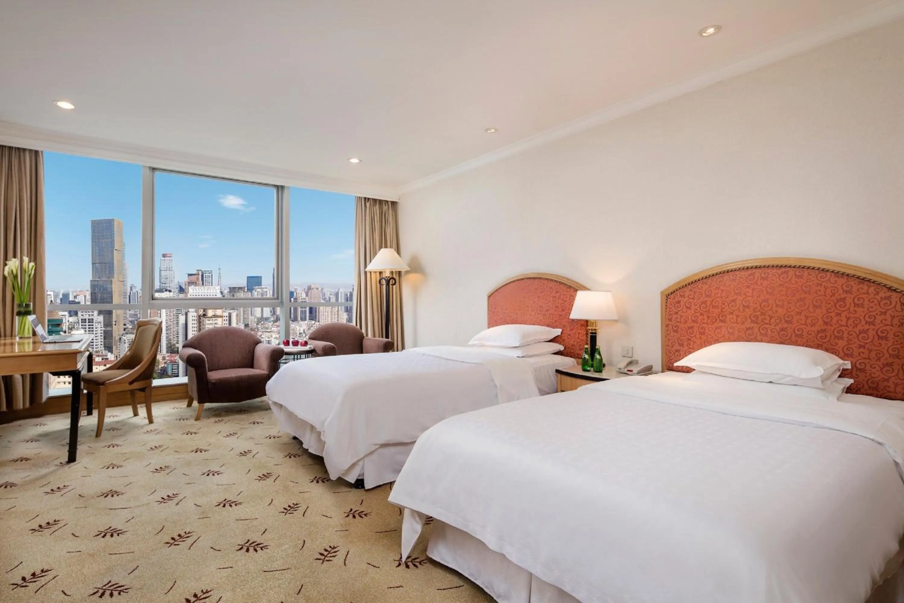 Photo of the whole room, Bed in Sheraton Nanjing Kingsley Hotel & Towers