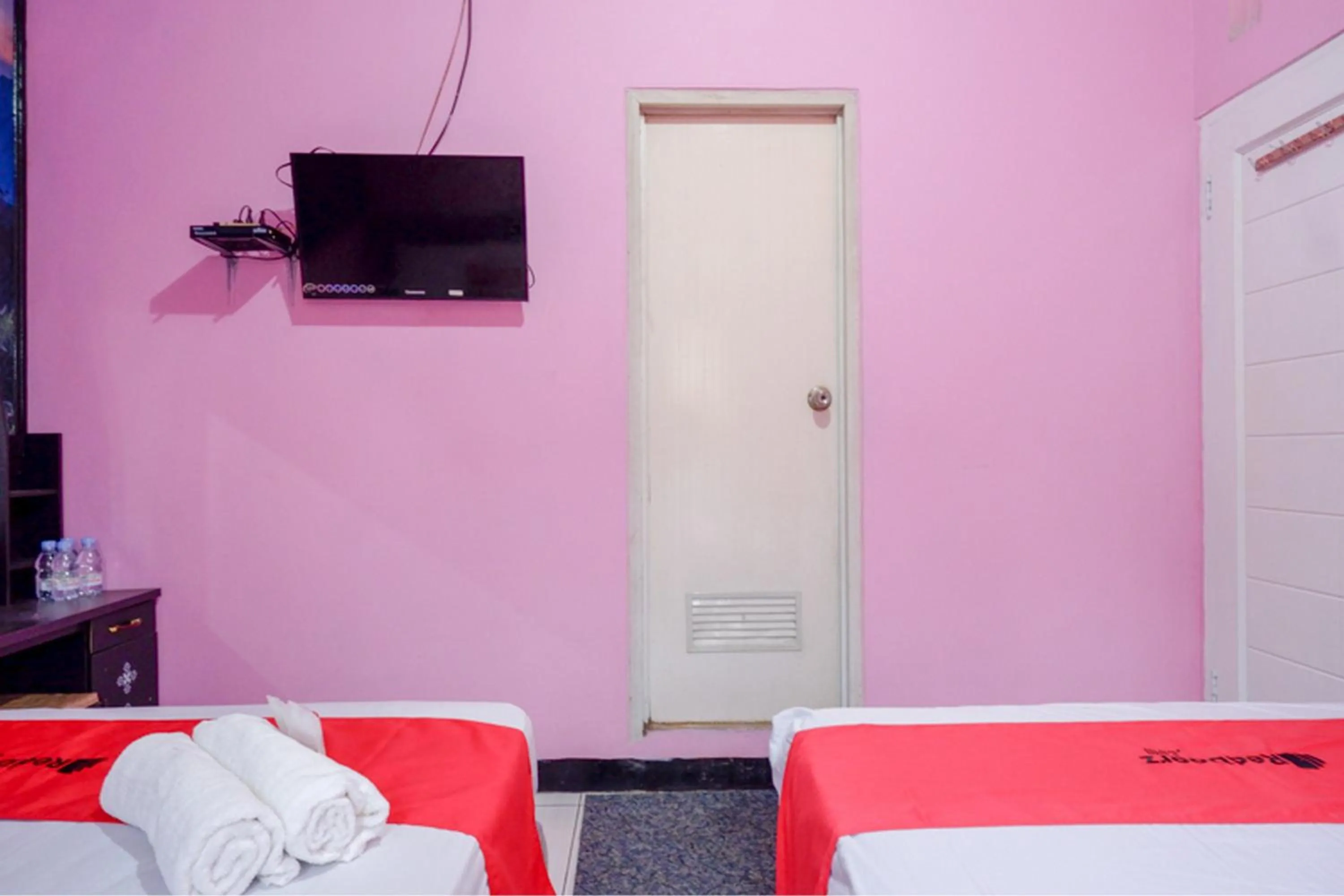 Bed in RedDoorz Syariah near Telaga Warna Dieng