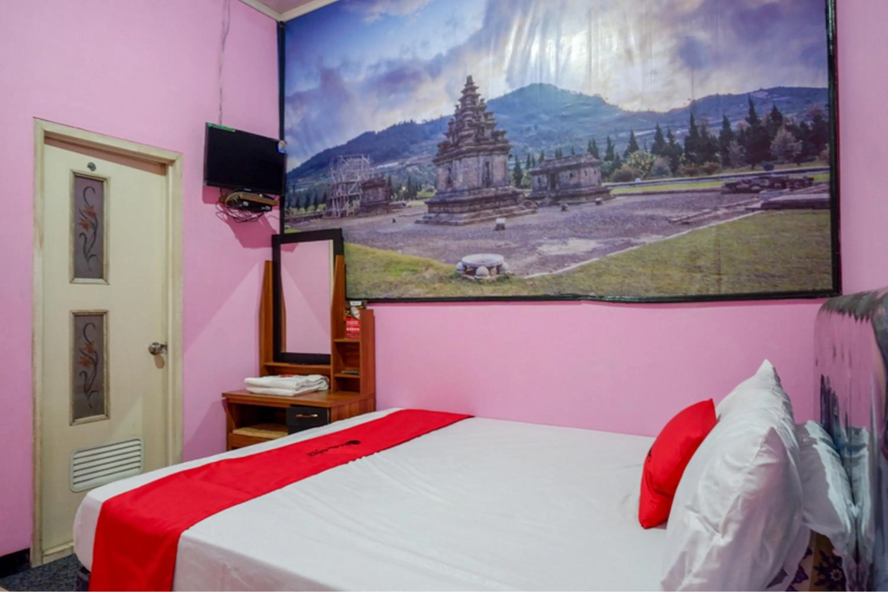 Bed in RedDoorz Syariah near Telaga Warna Dieng