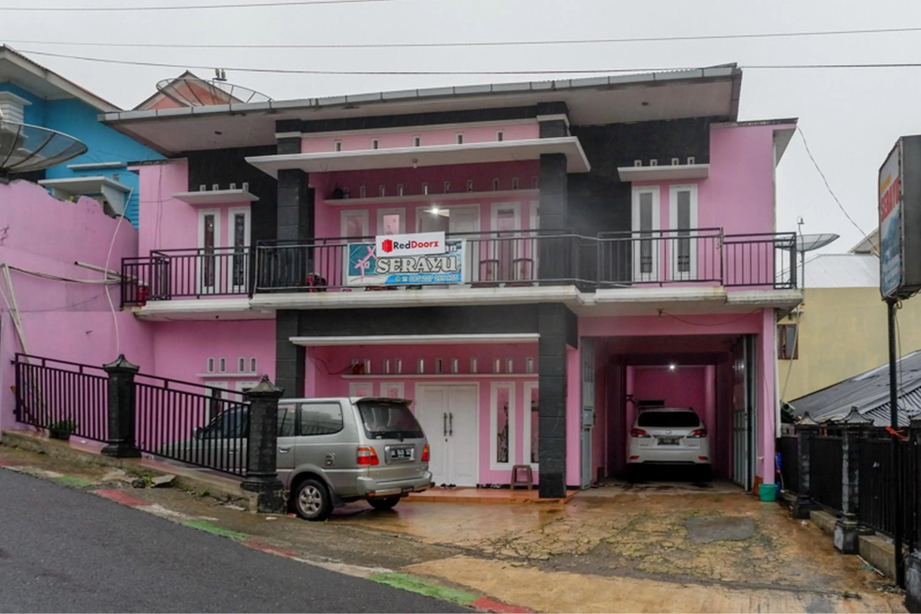 Facade/entrance in RedDoorz Syariah near Telaga Warna Dieng