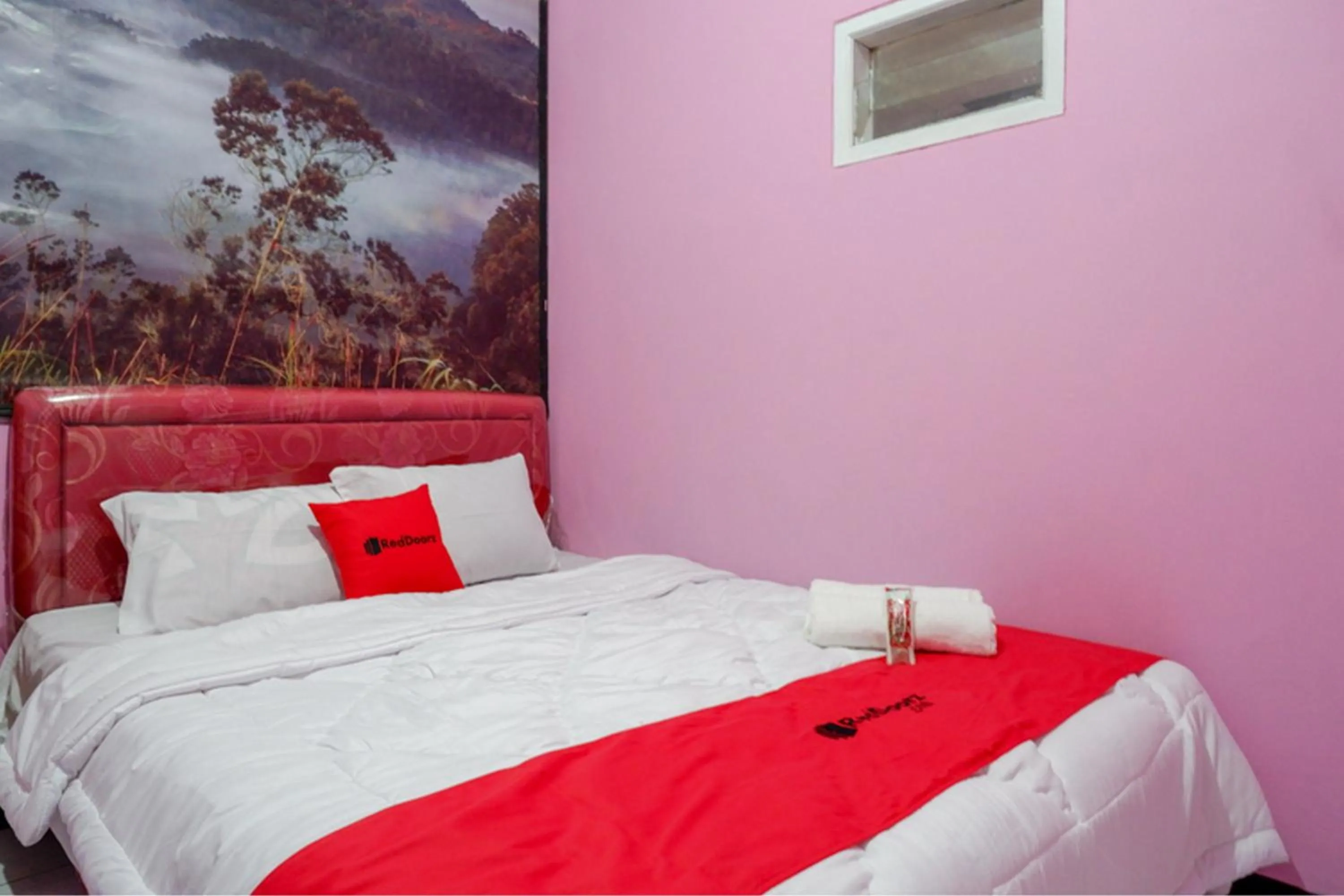 Bed in RedDoorz Syariah near Telaga Warna Dieng