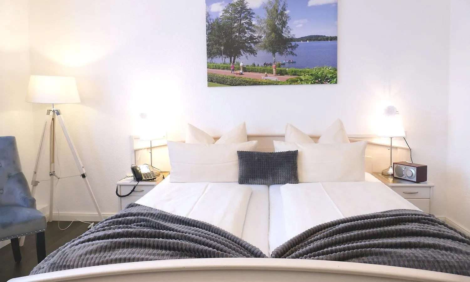 Living room, Bed in Hotel Diekseequell Superior am Dieksee