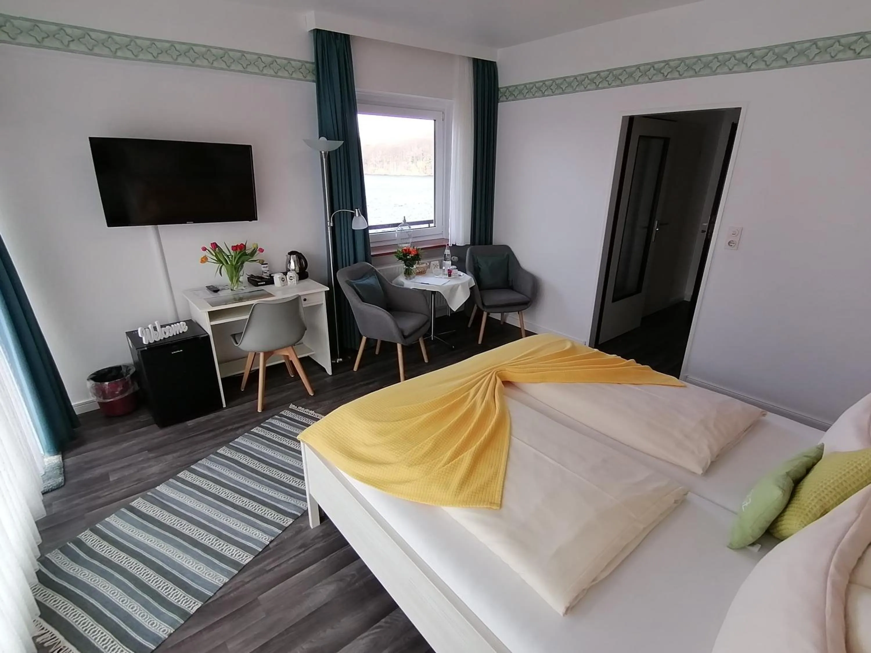 Living room, Bed in Hotel Diekseequell Superior am Dieksee