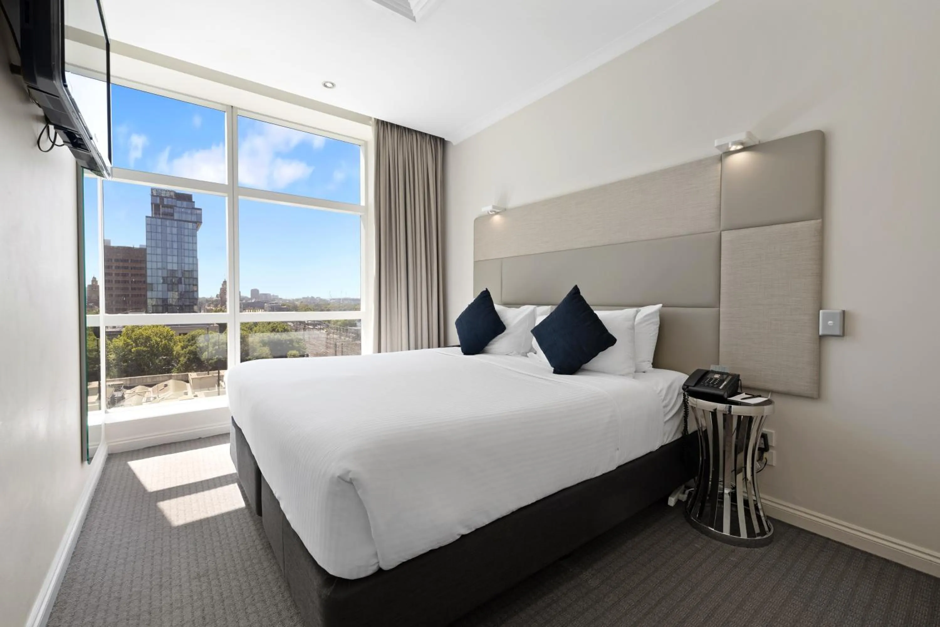 Bed in Clarion Suites Gateway