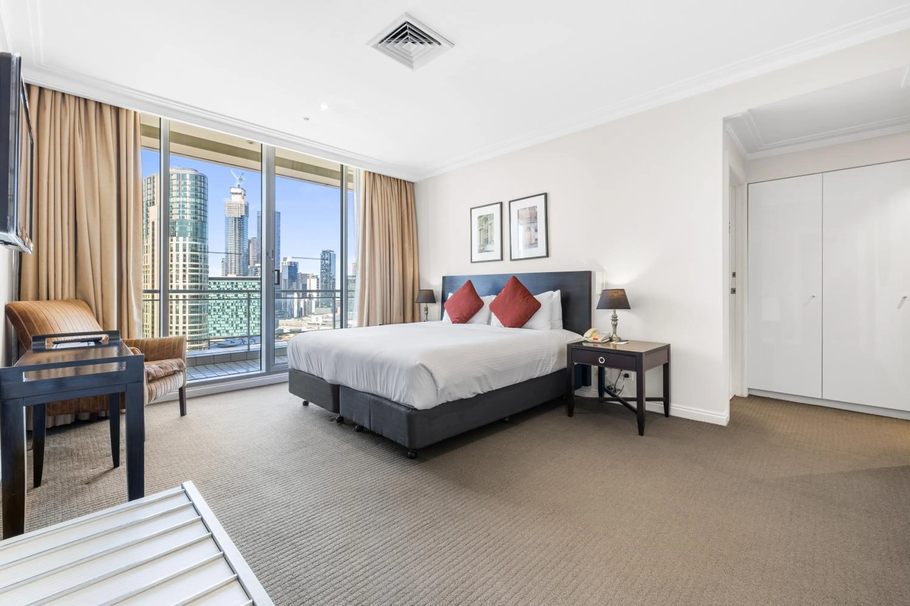 Bed in Clarion Suites Gateway