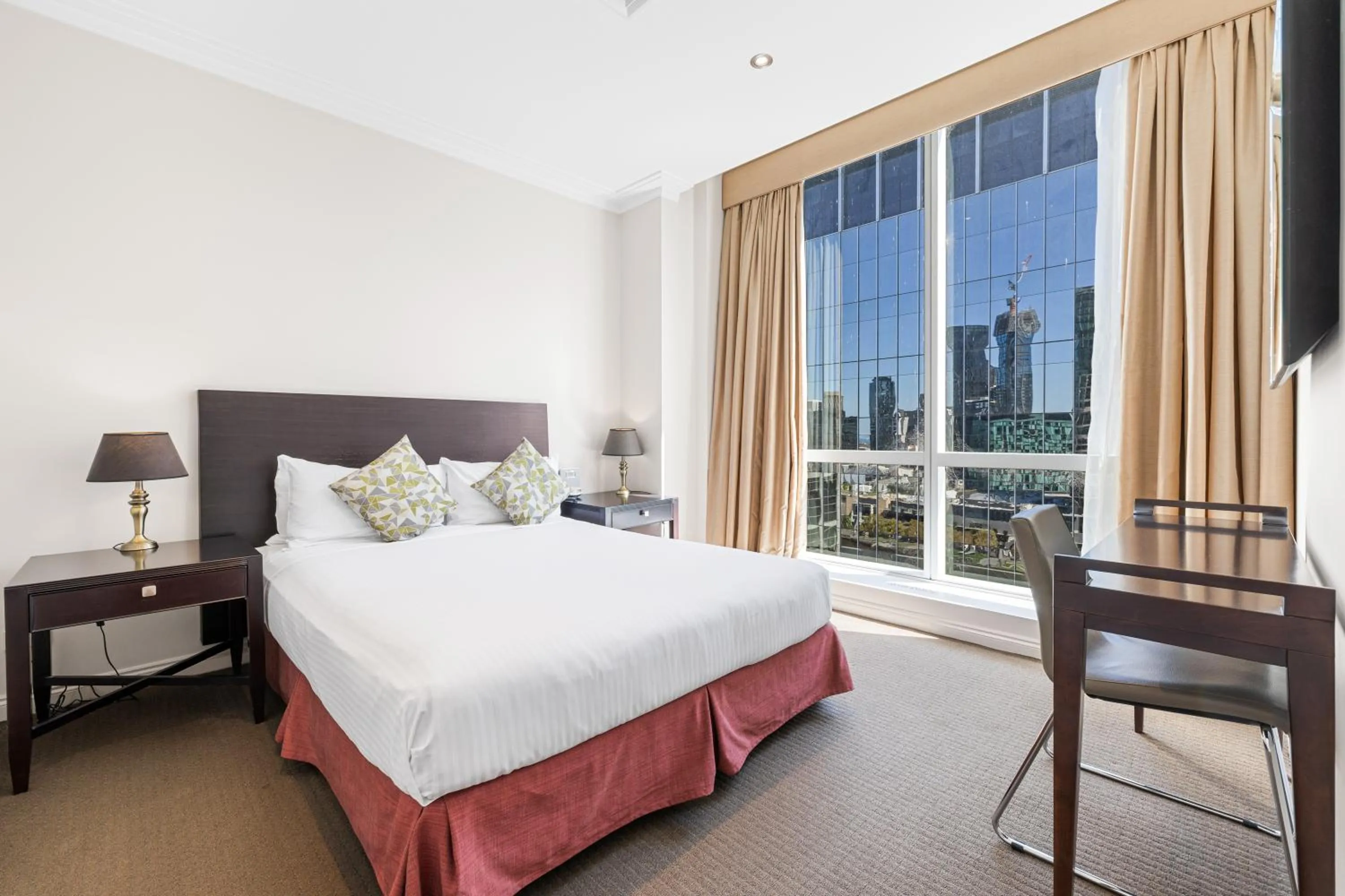 Bed in Clarion Suites Gateway