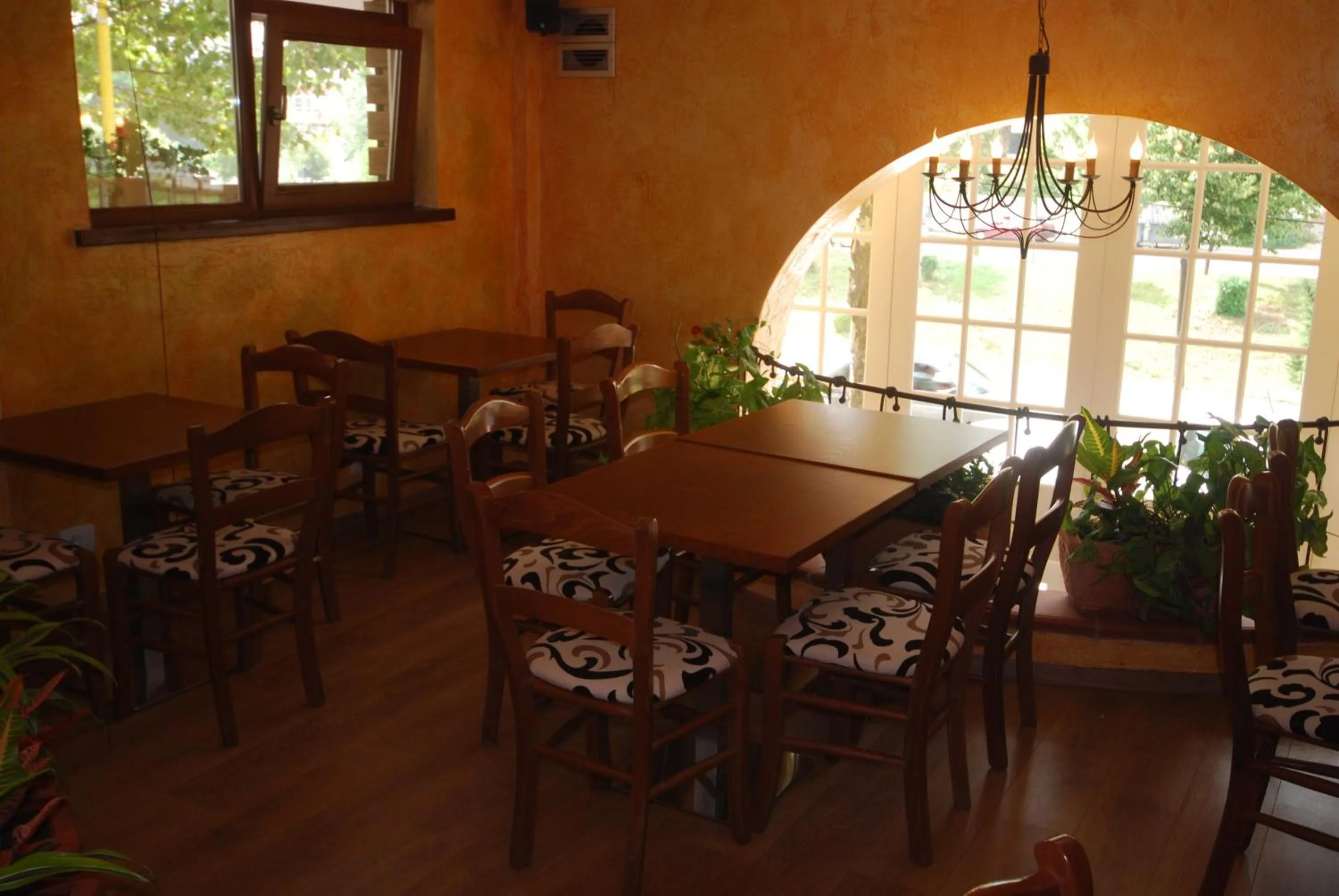 Restaurant/places to eat in Hotel Town House