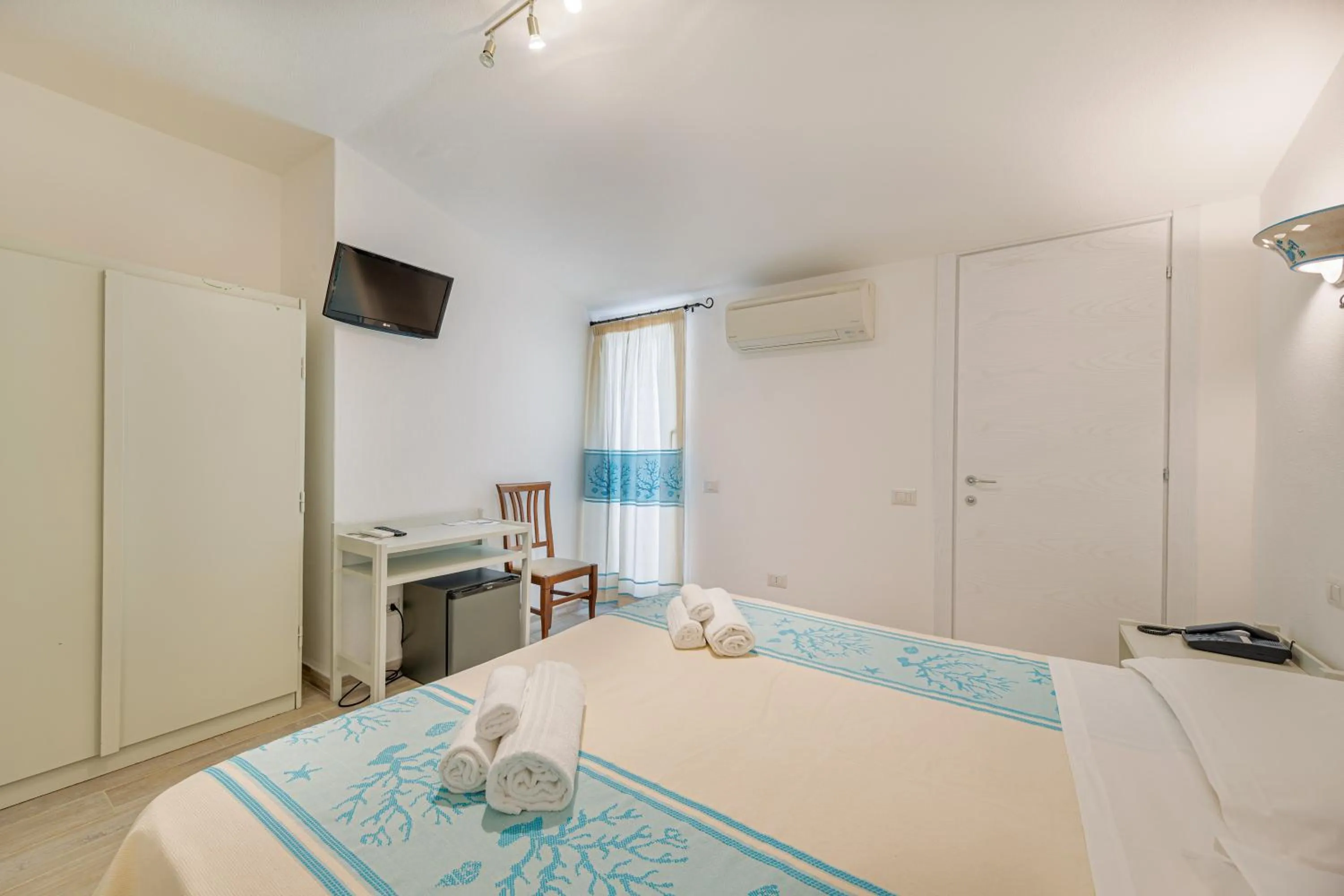 Photo of the whole room, Bed in Hotel Le Mimose