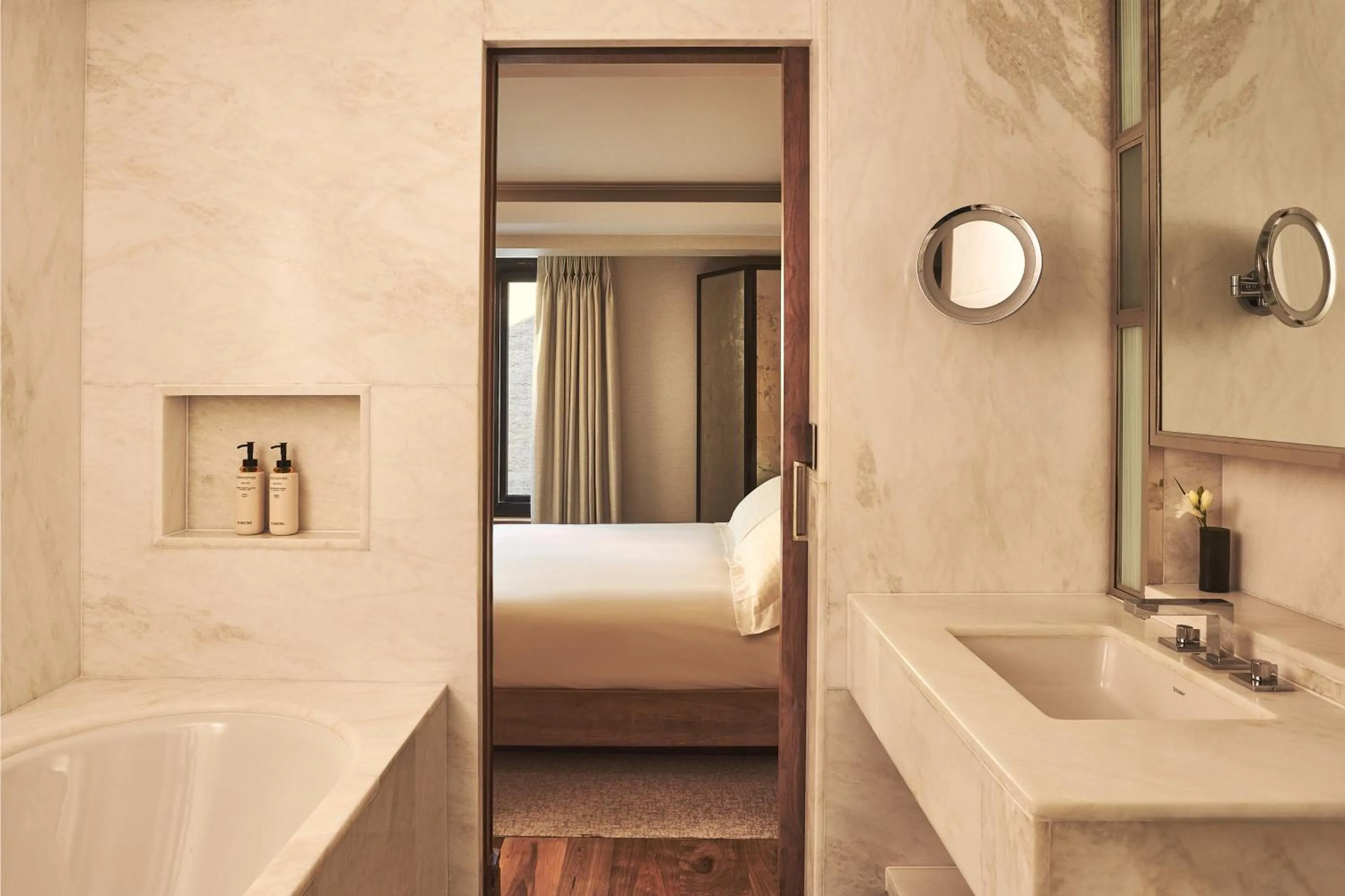 Bathroom, Bed in The Connaught, Maybourne