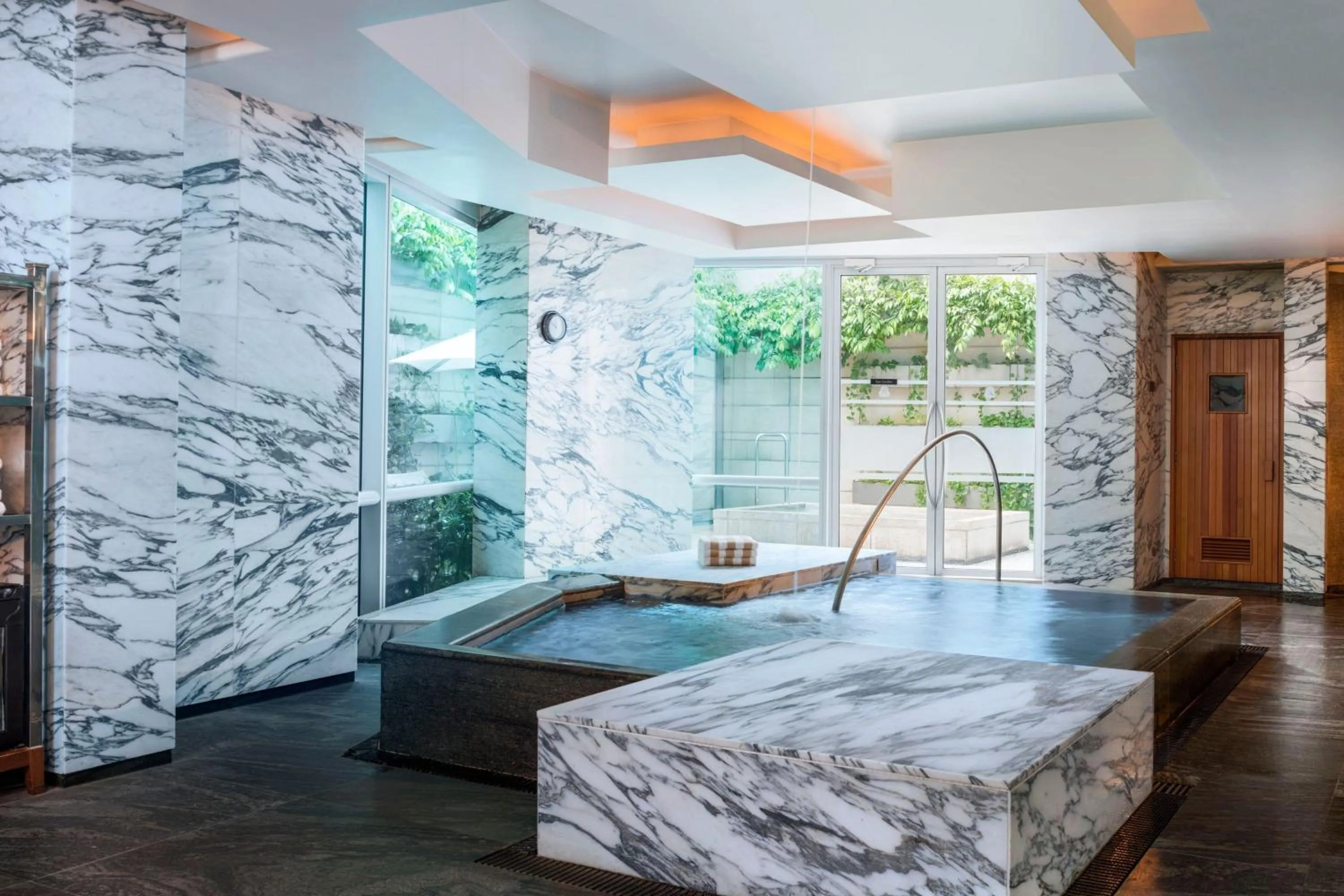 Lounge or bar in The St. Regis Singapore