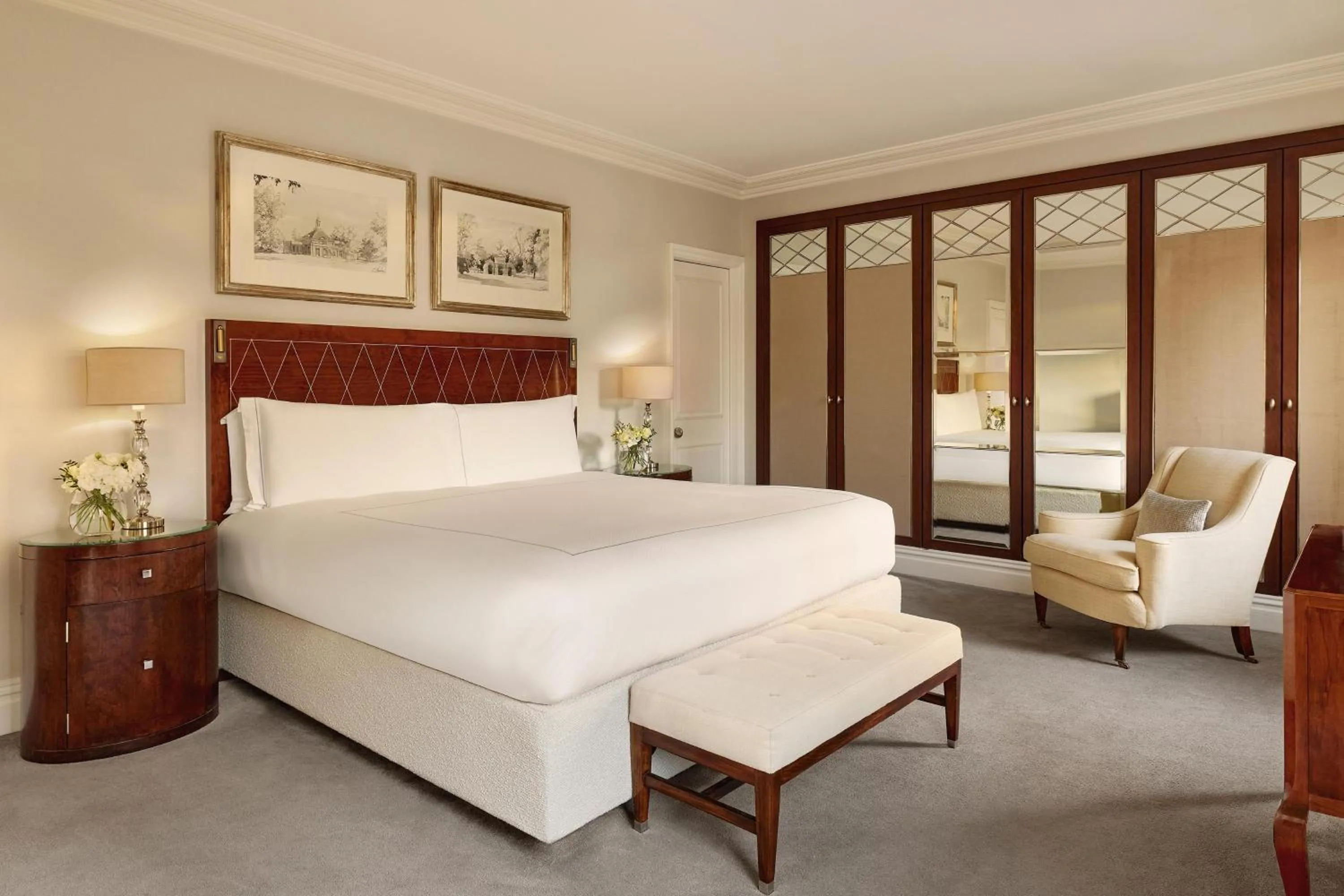 Photo of the whole room, Bed in The Berkeley, Maybourne