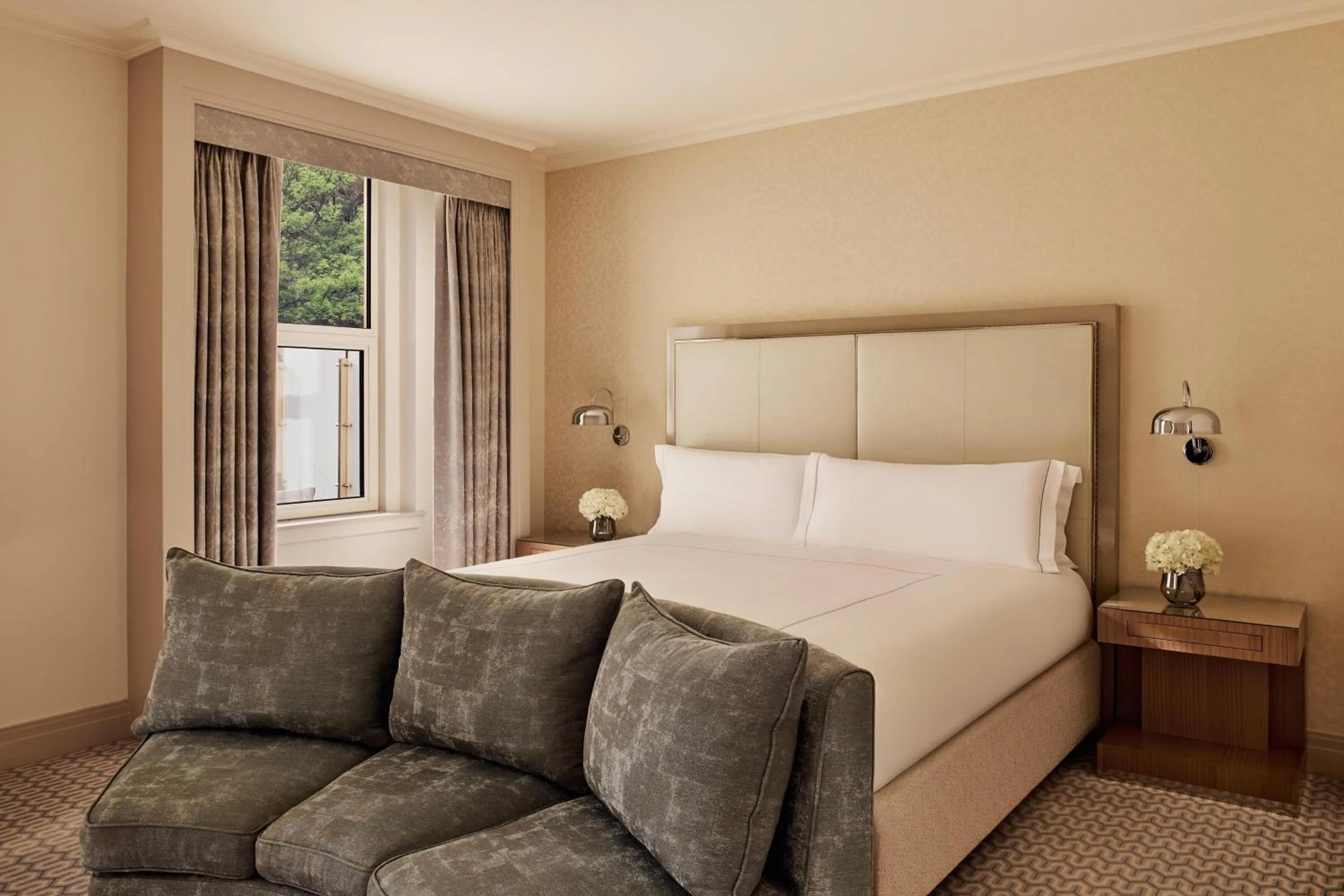 Photo of the whole room, Bed in The Berkeley, Maybourne