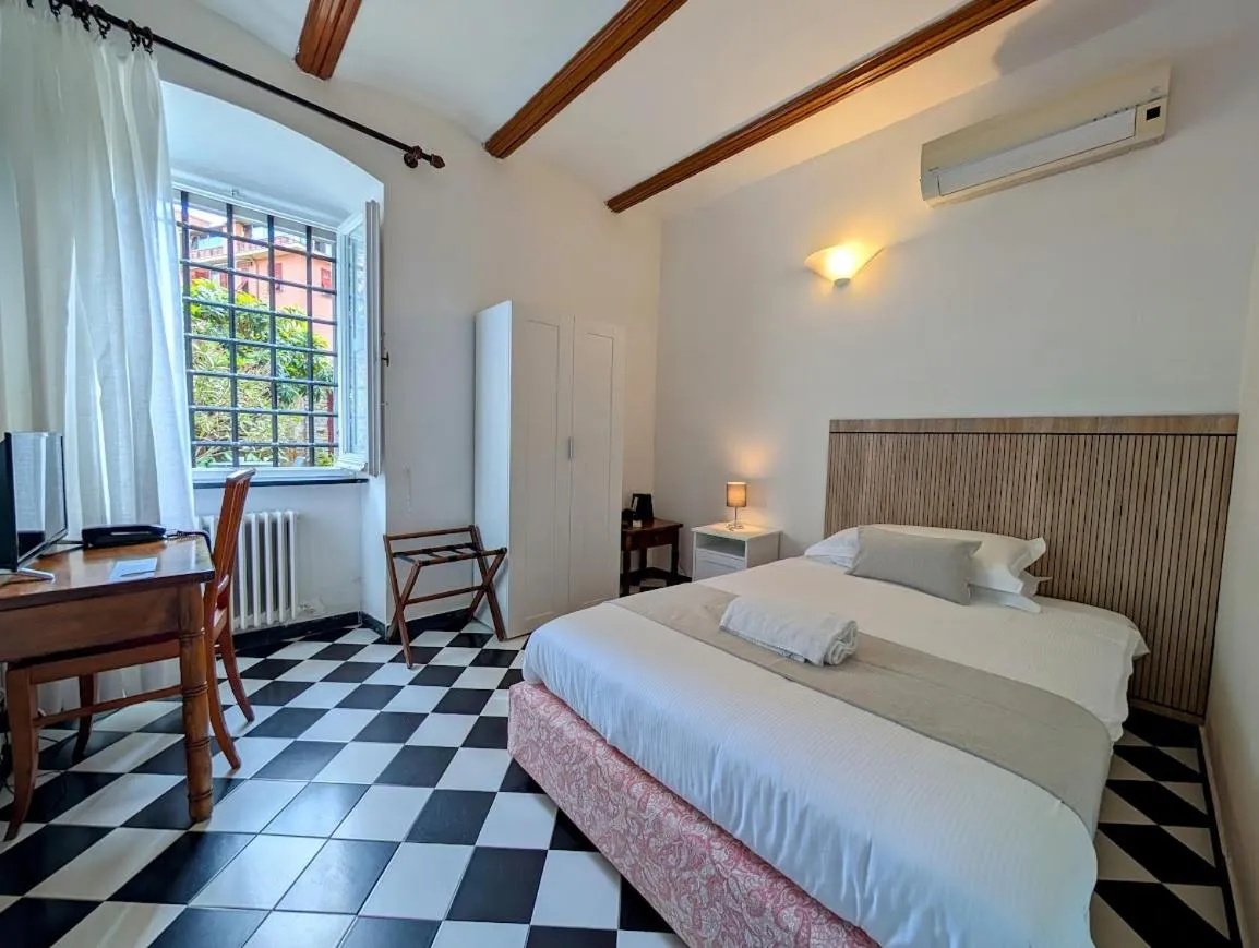 Bathroom, Bed in Villa Fieschi Boutique Hotel