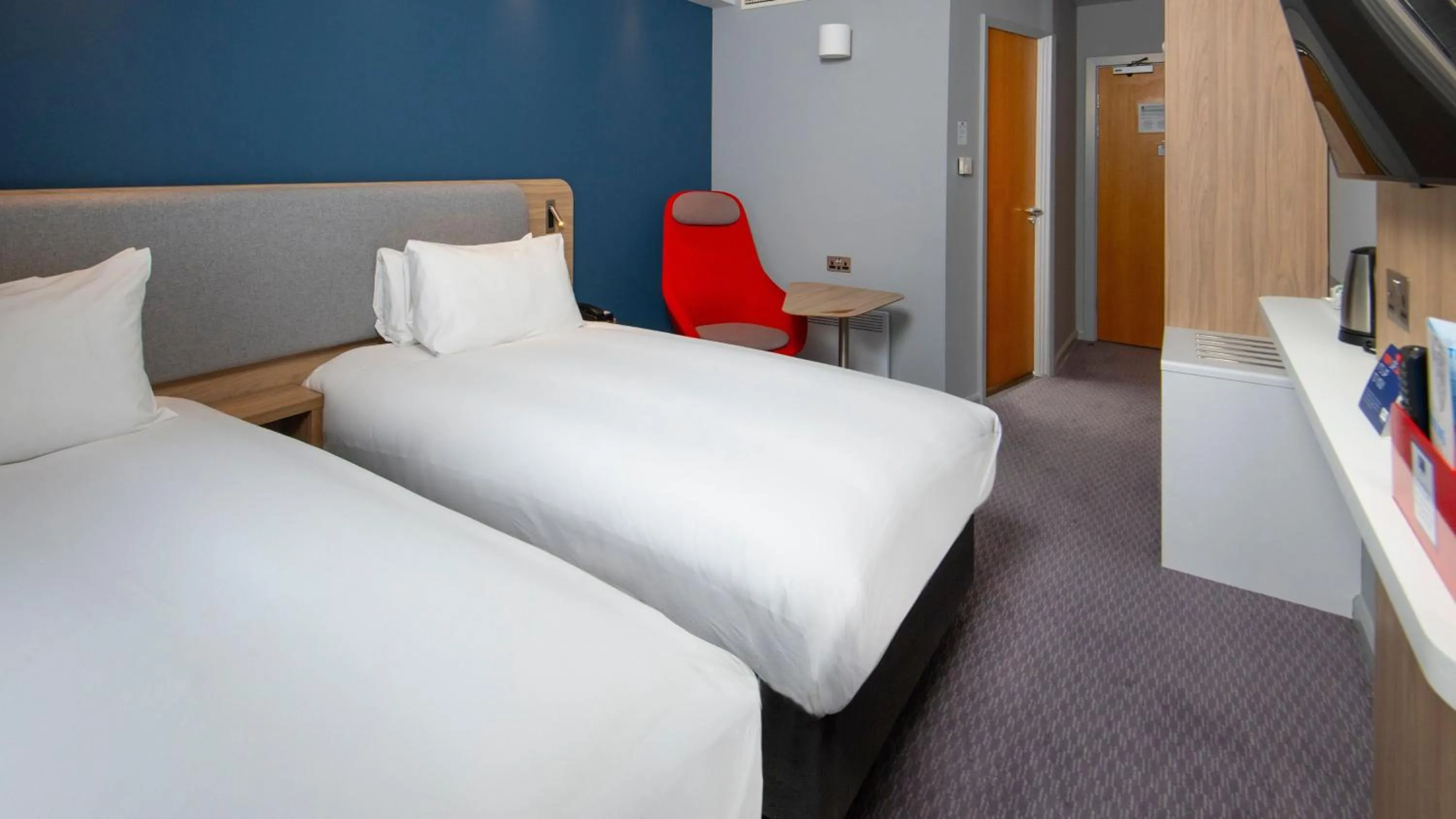 Photo of the whole room, Bed in Holiday Inn Express Burton Upon Trent by IHG