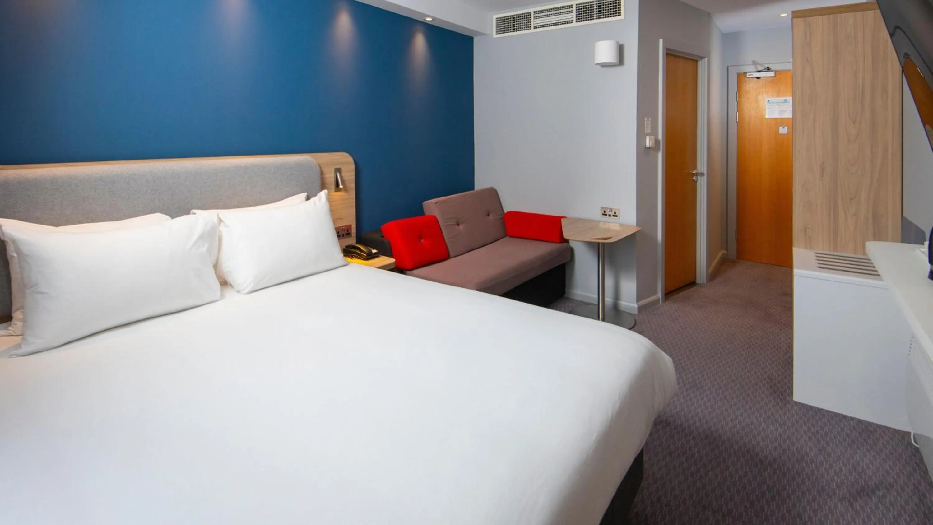 Photo of the whole room, Bed in Holiday Inn Express Burton Upon Trent by IHG