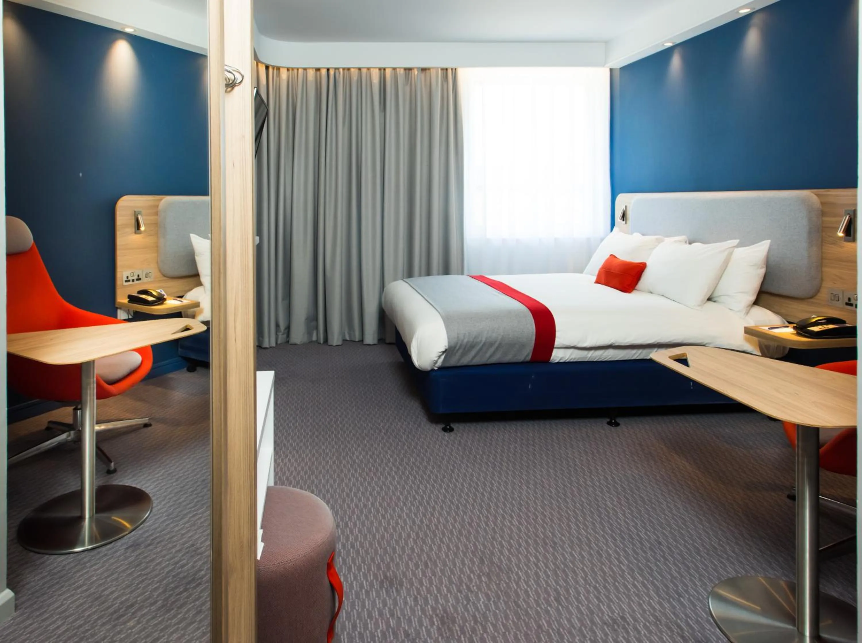 Bed in Holiday Inn Express Burton Upon Trent by IHG