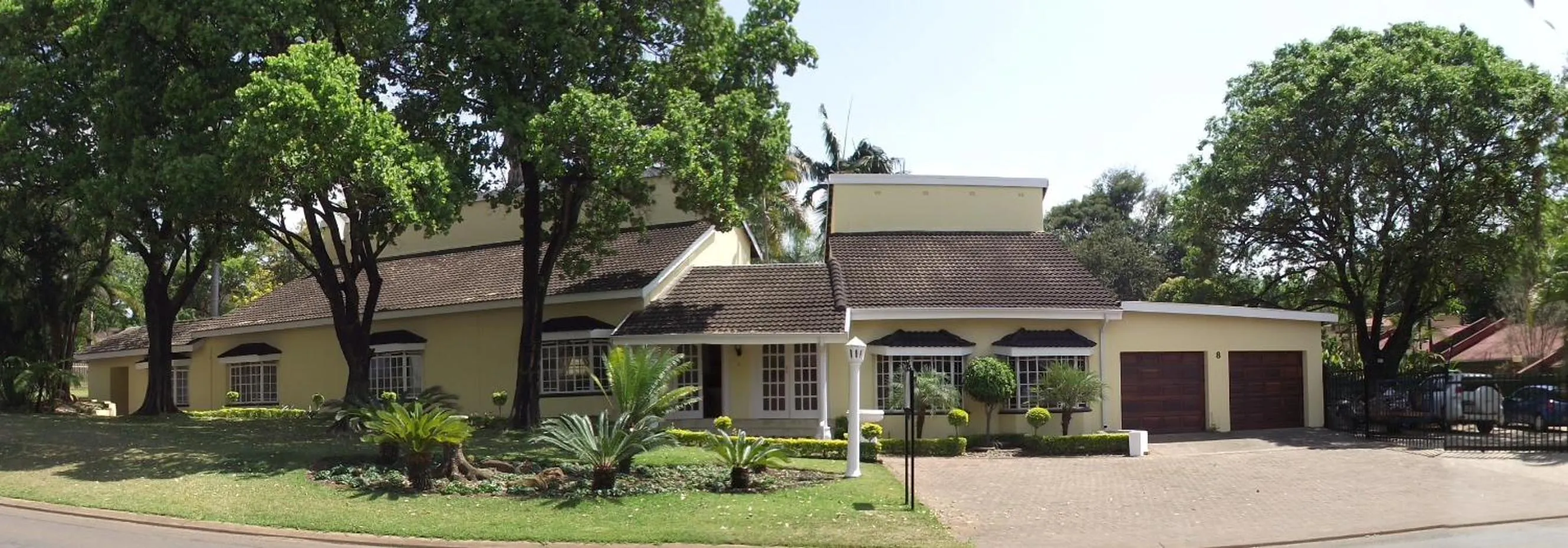 Facade/entrance in La Barune Guest House