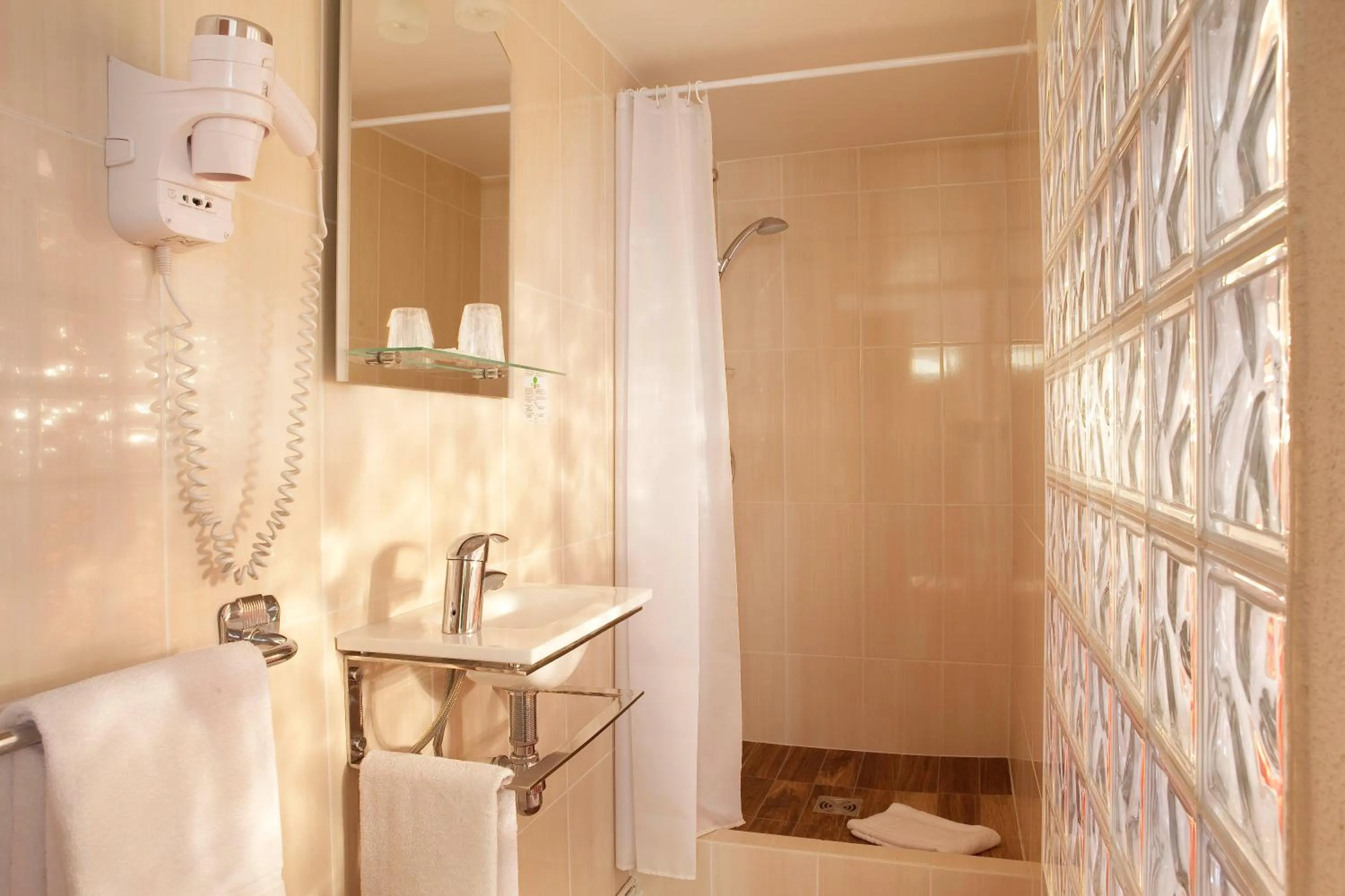 Bathroom in Hôtel Londres Saint Honoré