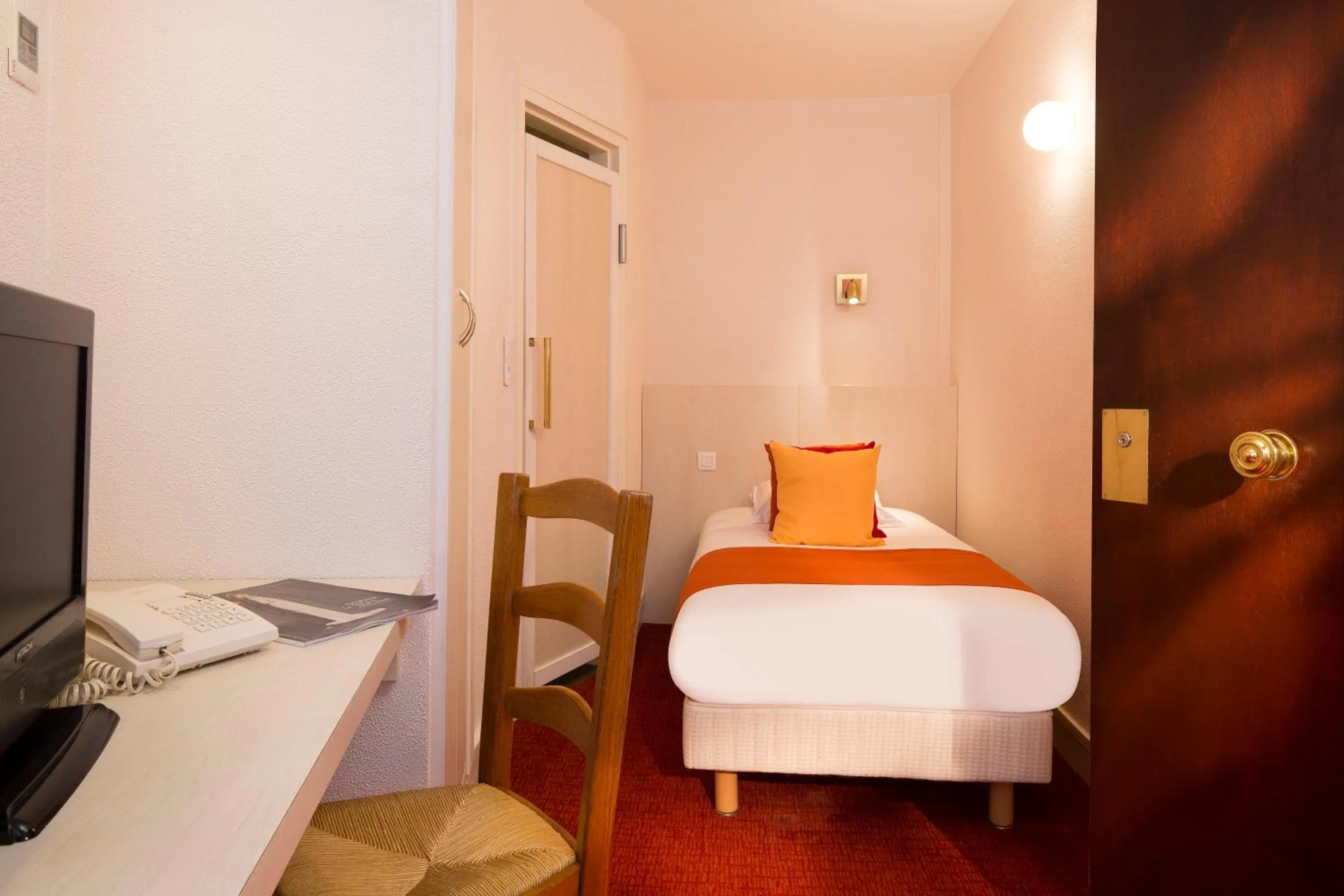 Bed in Hôtel Londres Saint Honoré