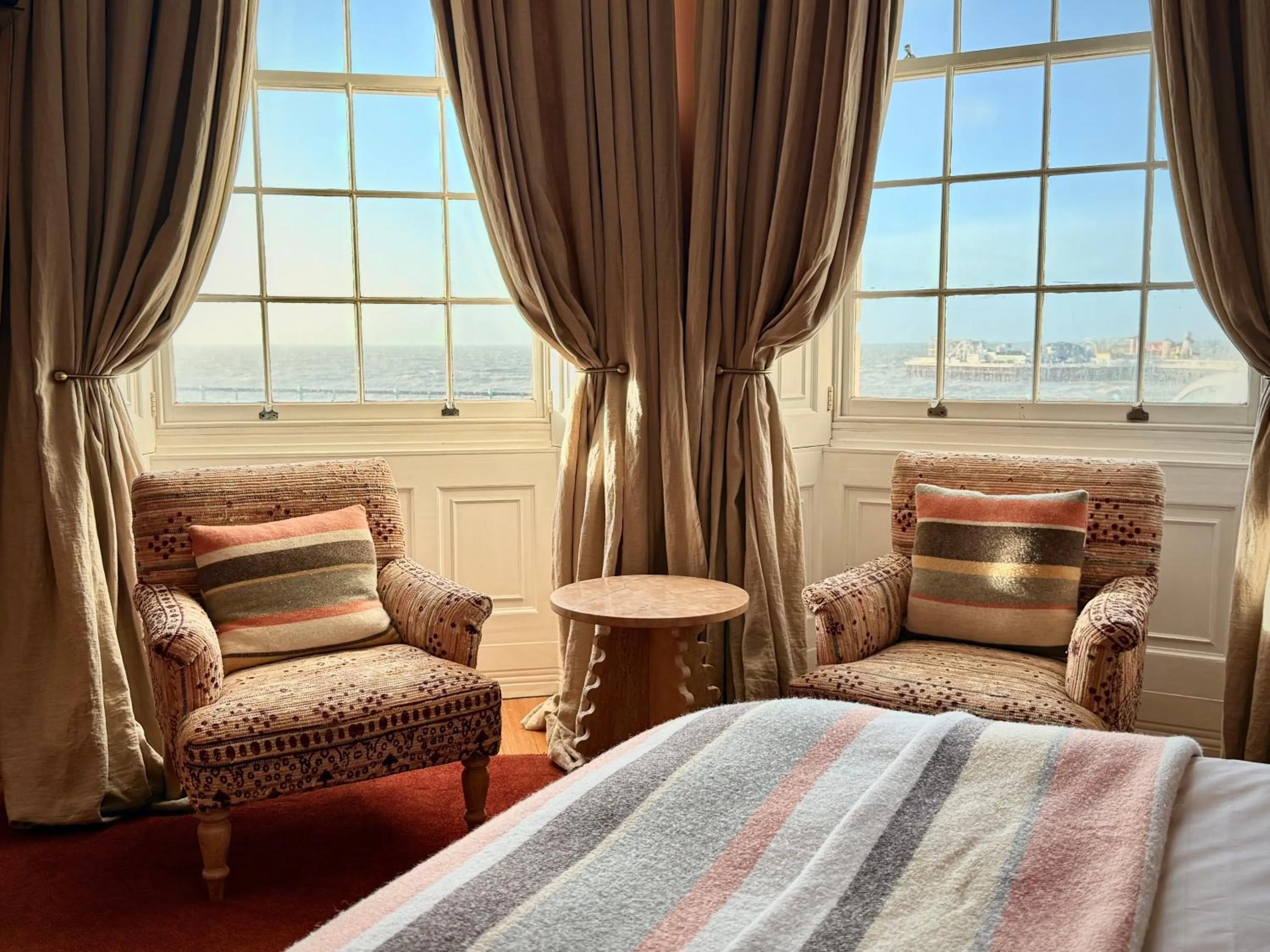 View (from property/room), Bed in Drakes Hotel