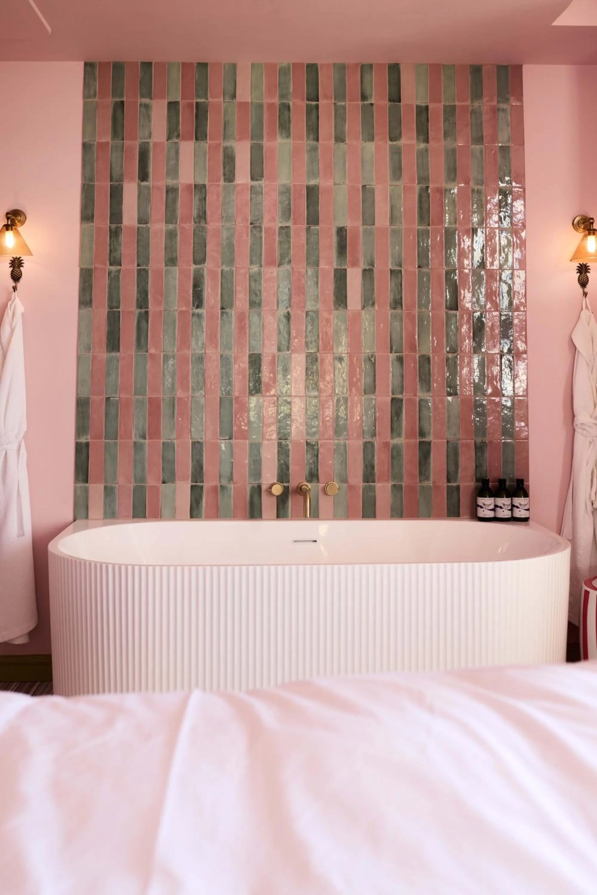 Bathroom, Bed in Drakes Hotel