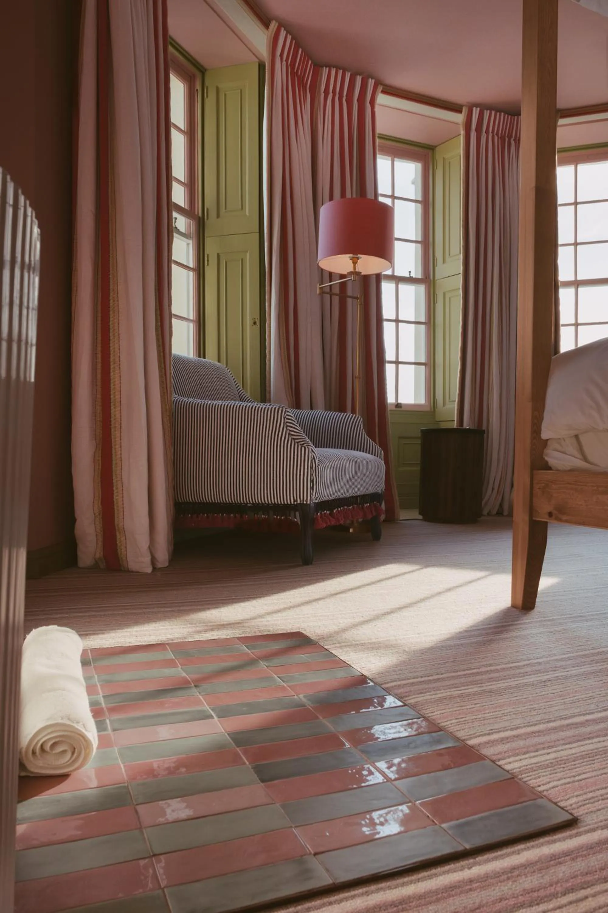 Photo of the whole room, Bed in Drakes Hotel