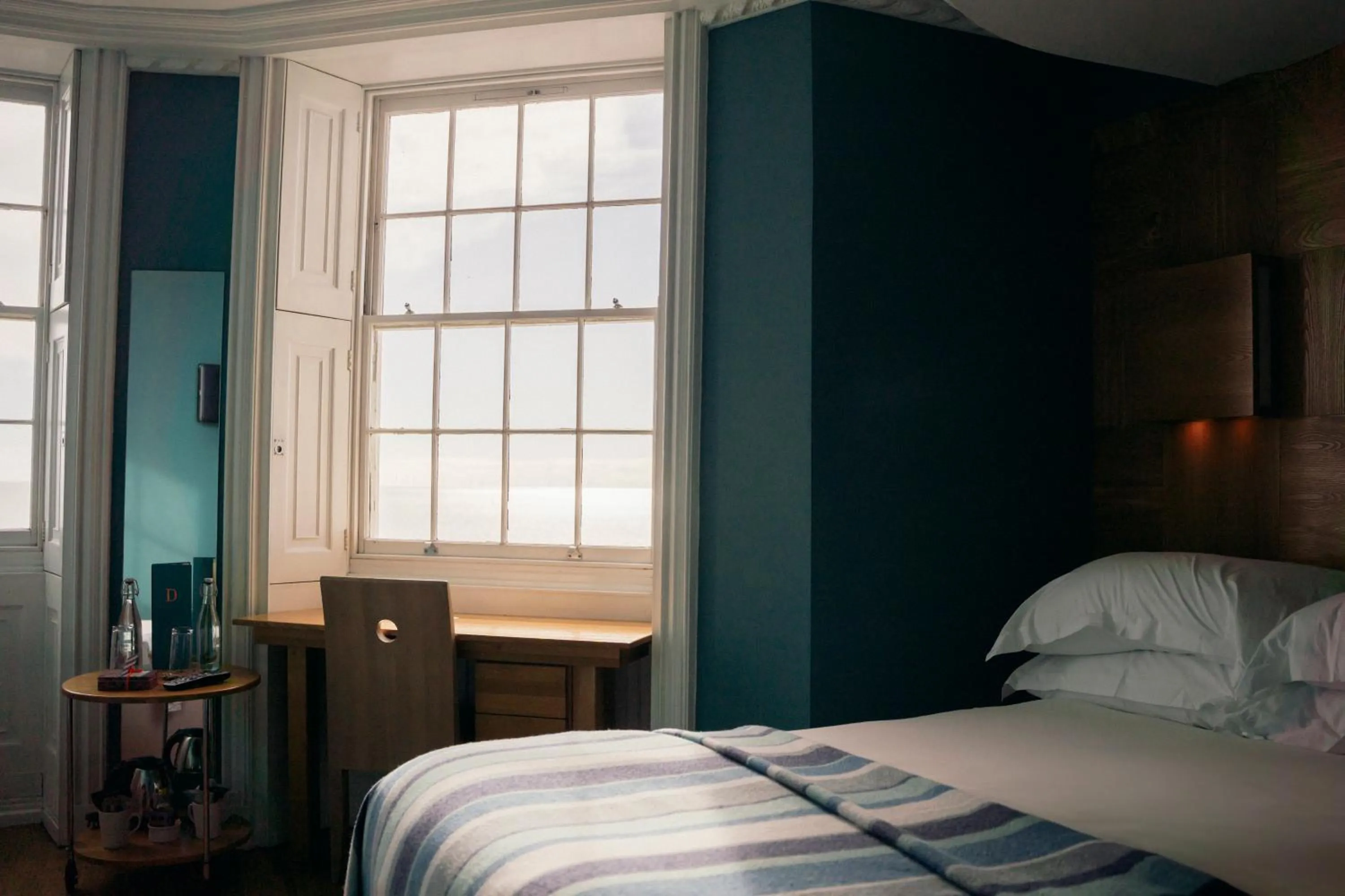 Bedroom, Bed in Drakes Hotel