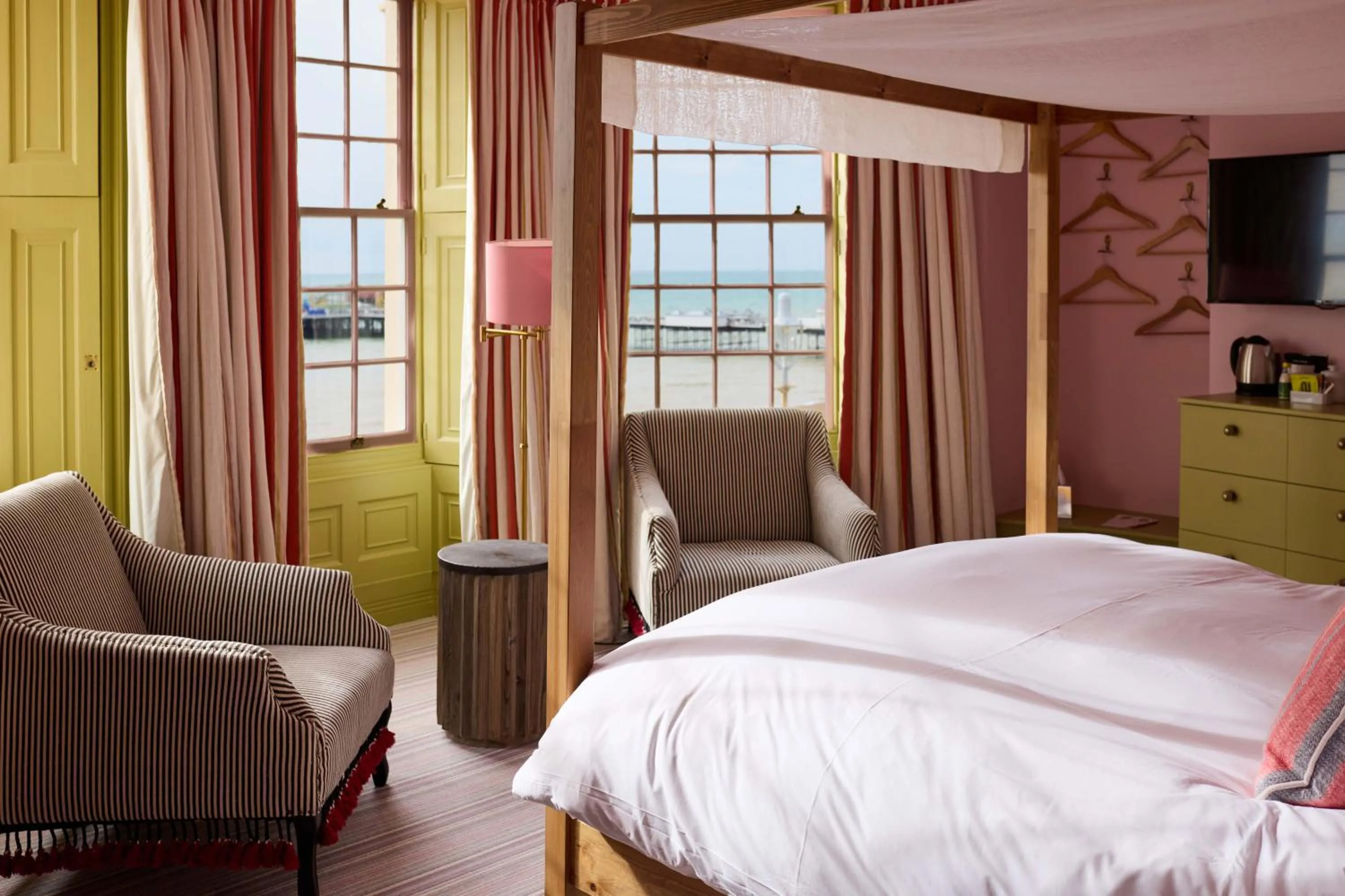 Bedroom, Bed in Drakes Hotel