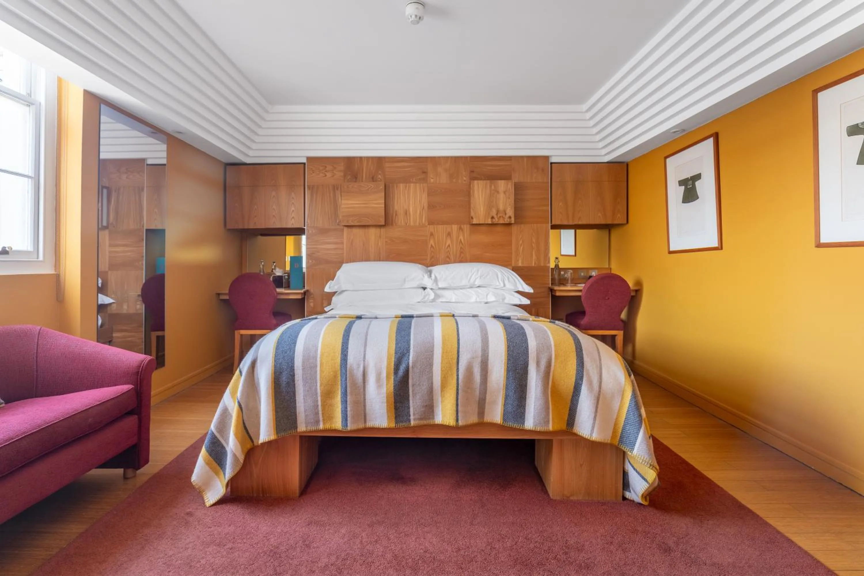 Bedroom, Bed in Drakes Hotel