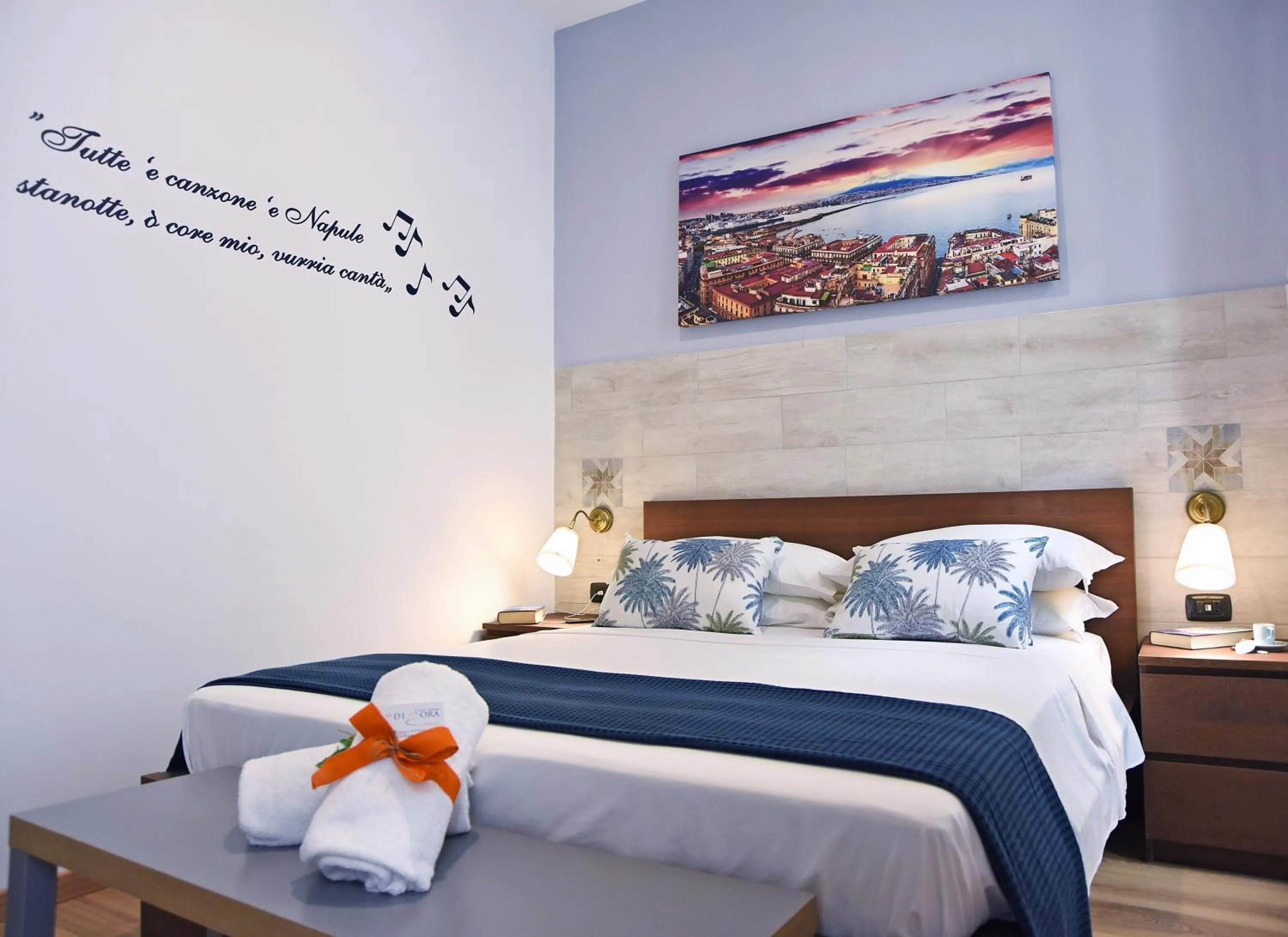 Photo of the whole room, Bed in La Dimora Luca Giordano