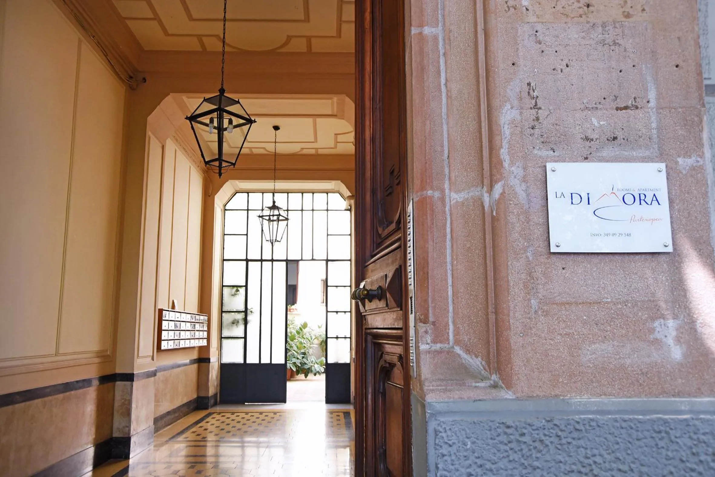 Facade/entrance in La Dimora Luca Giordano