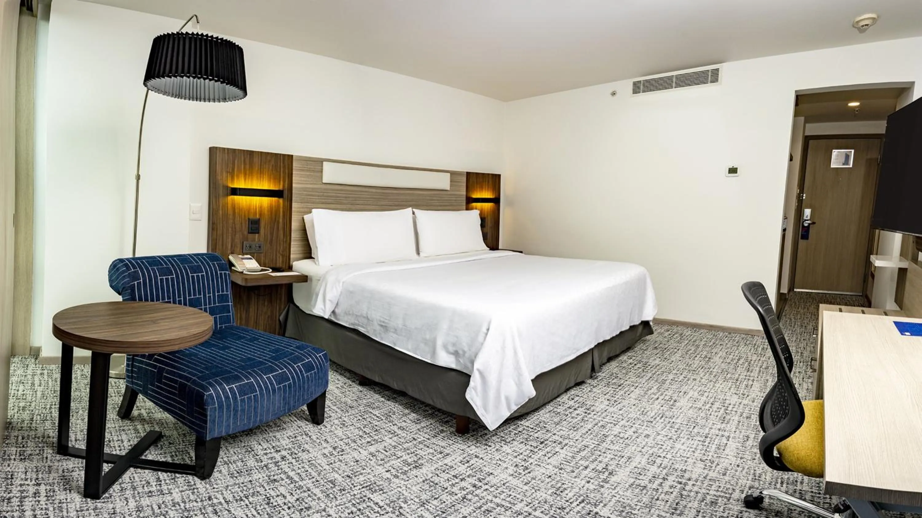 Photo of the whole room, Bed in Holiday Inn Express Toluca Galerias Metepec by IHG
