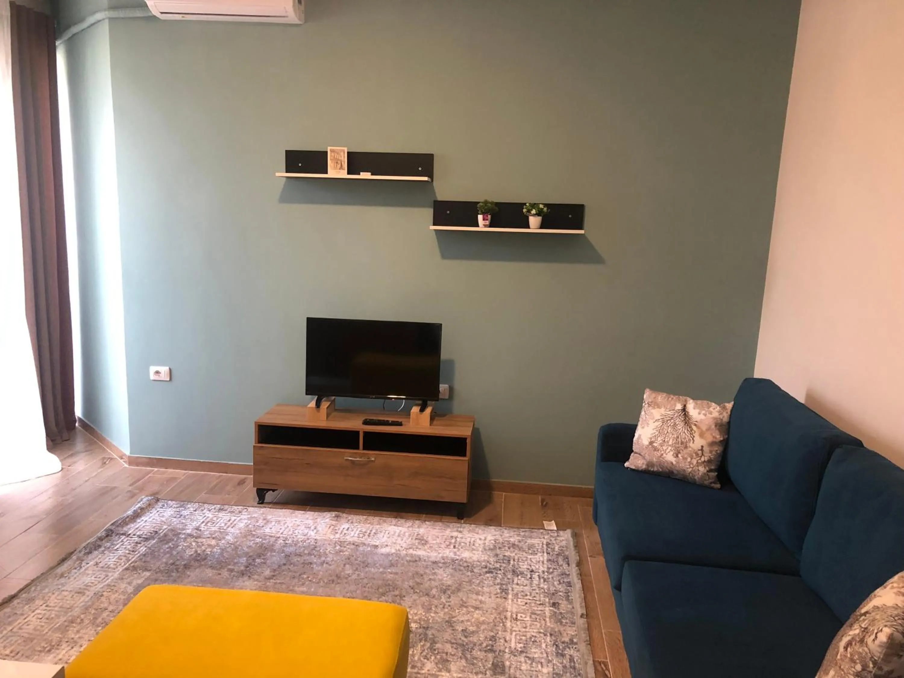 Communal lounge/ TV room in Rezidenca SHOPI Apartments