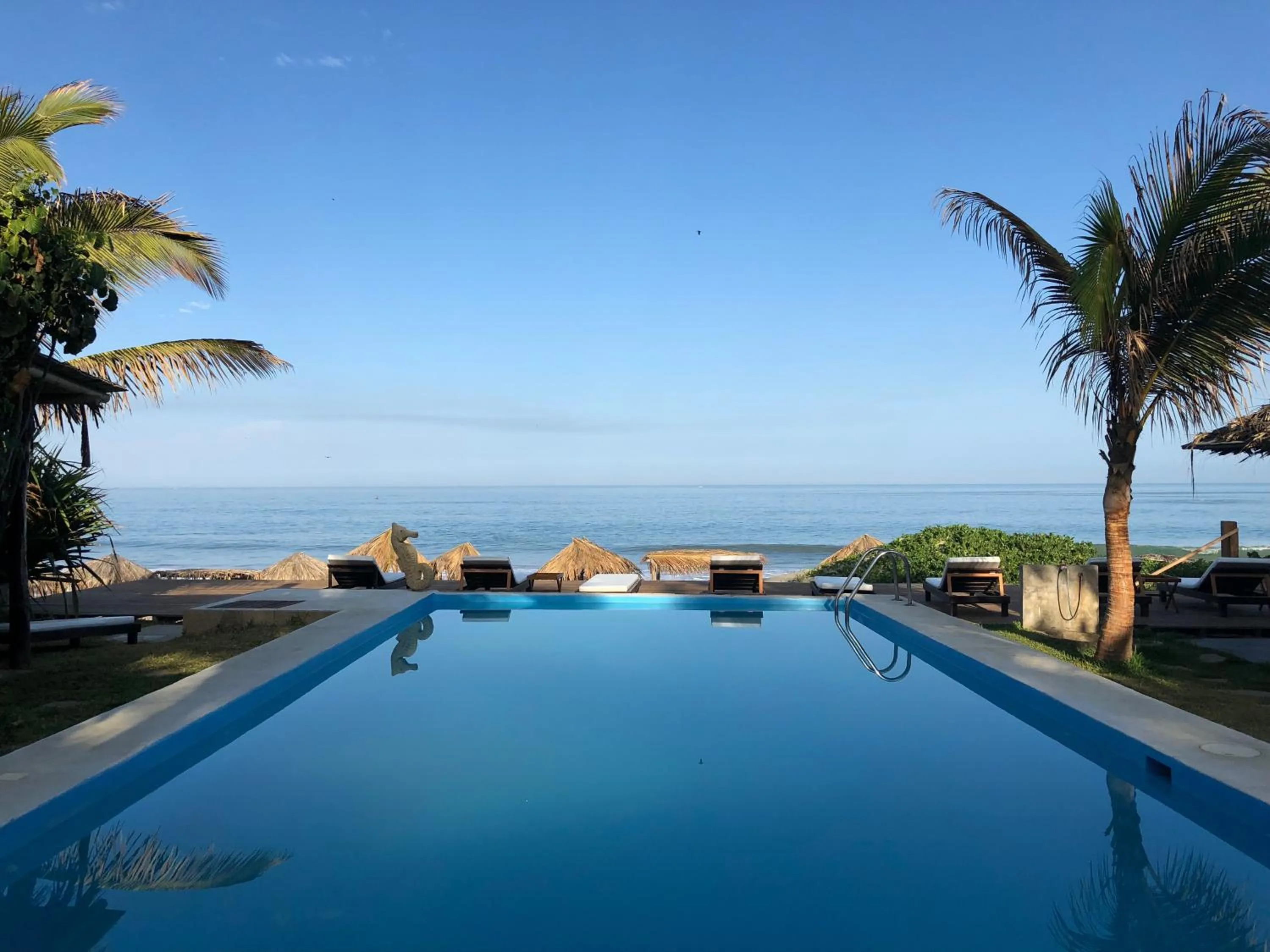 Pool view in Los Cocos de Vichayito