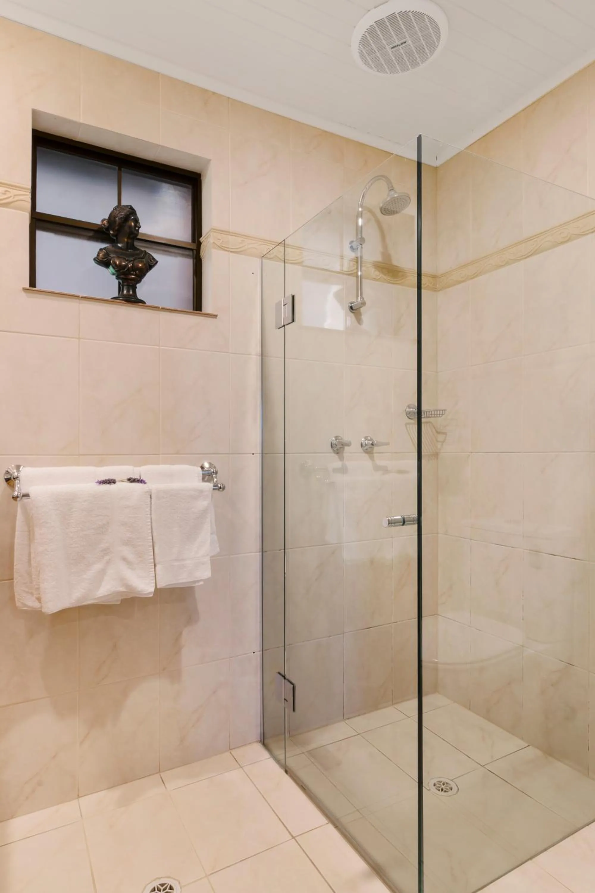 Bathroom in Stonewell Cottages and Vineyards
