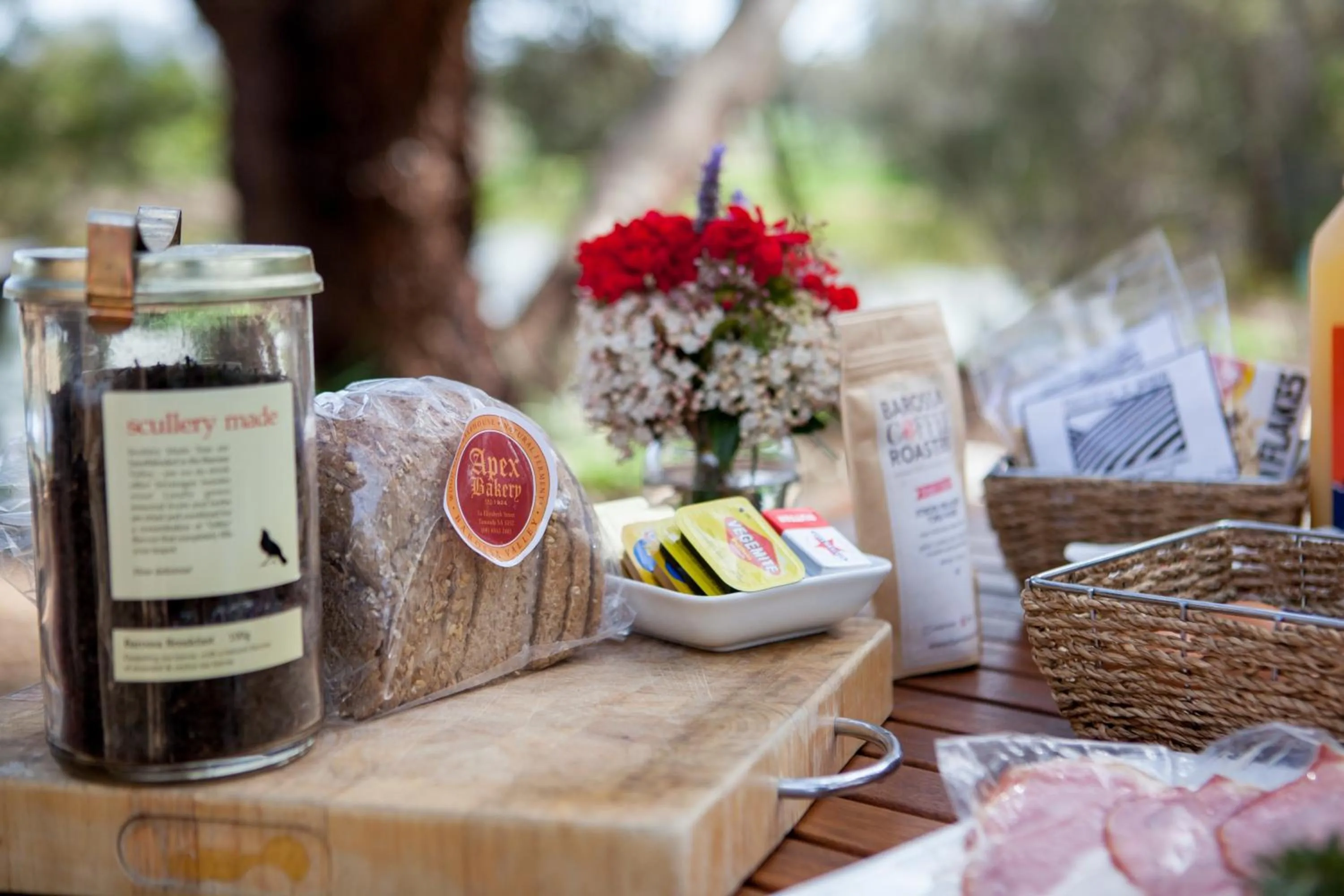 Food and drinks in Stonewell Cottages and Vineyards